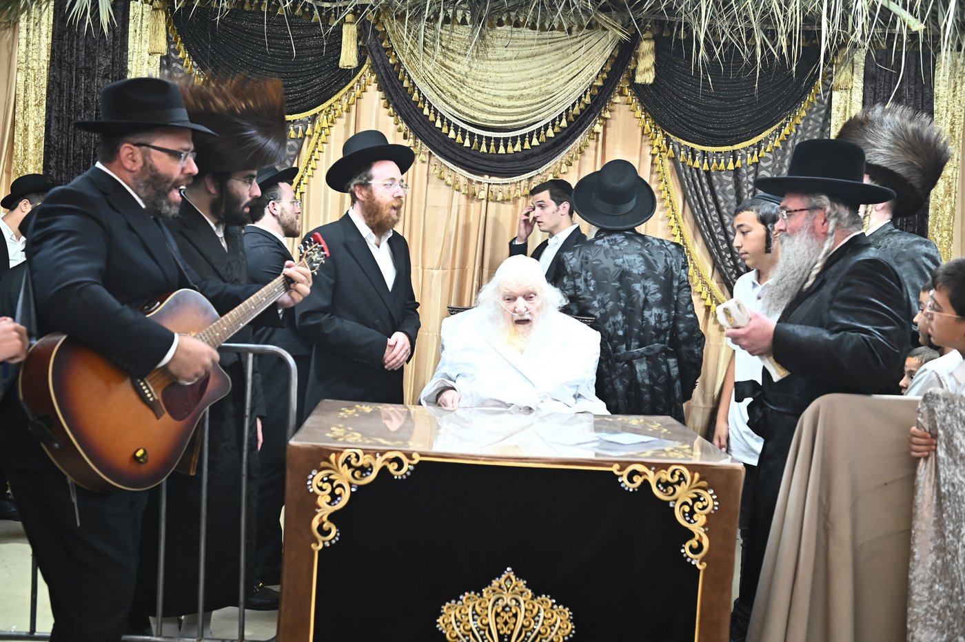 הגאון רבי משה שטרנבוך שליט"א בקבלת ספר התורה הזעיר | צילום: שוקי לרר