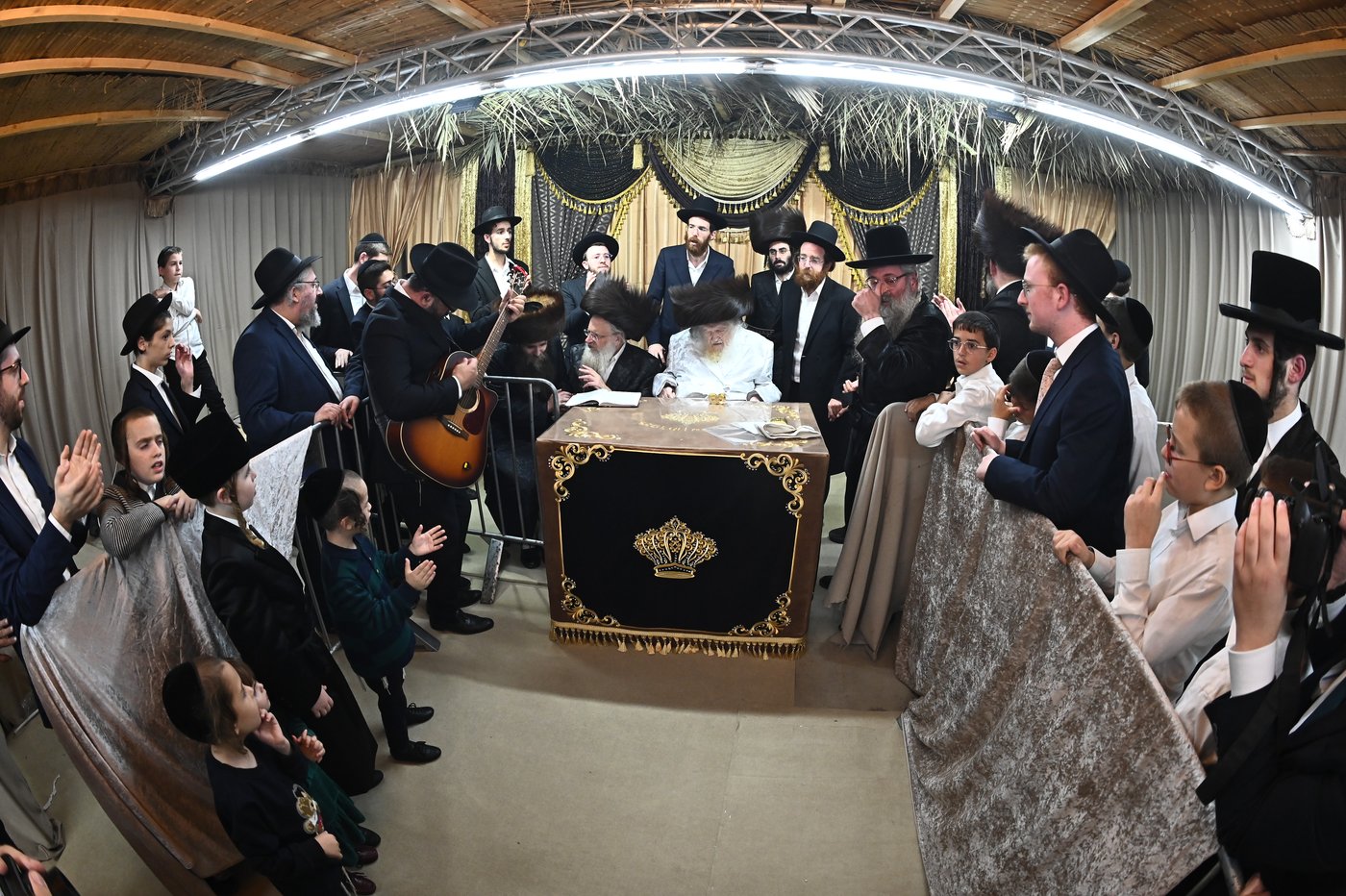 הגאון רבי משה שטרנבוך שליט"א בקבלת ספר התורה הזעיר | צילום: שוקי לרר