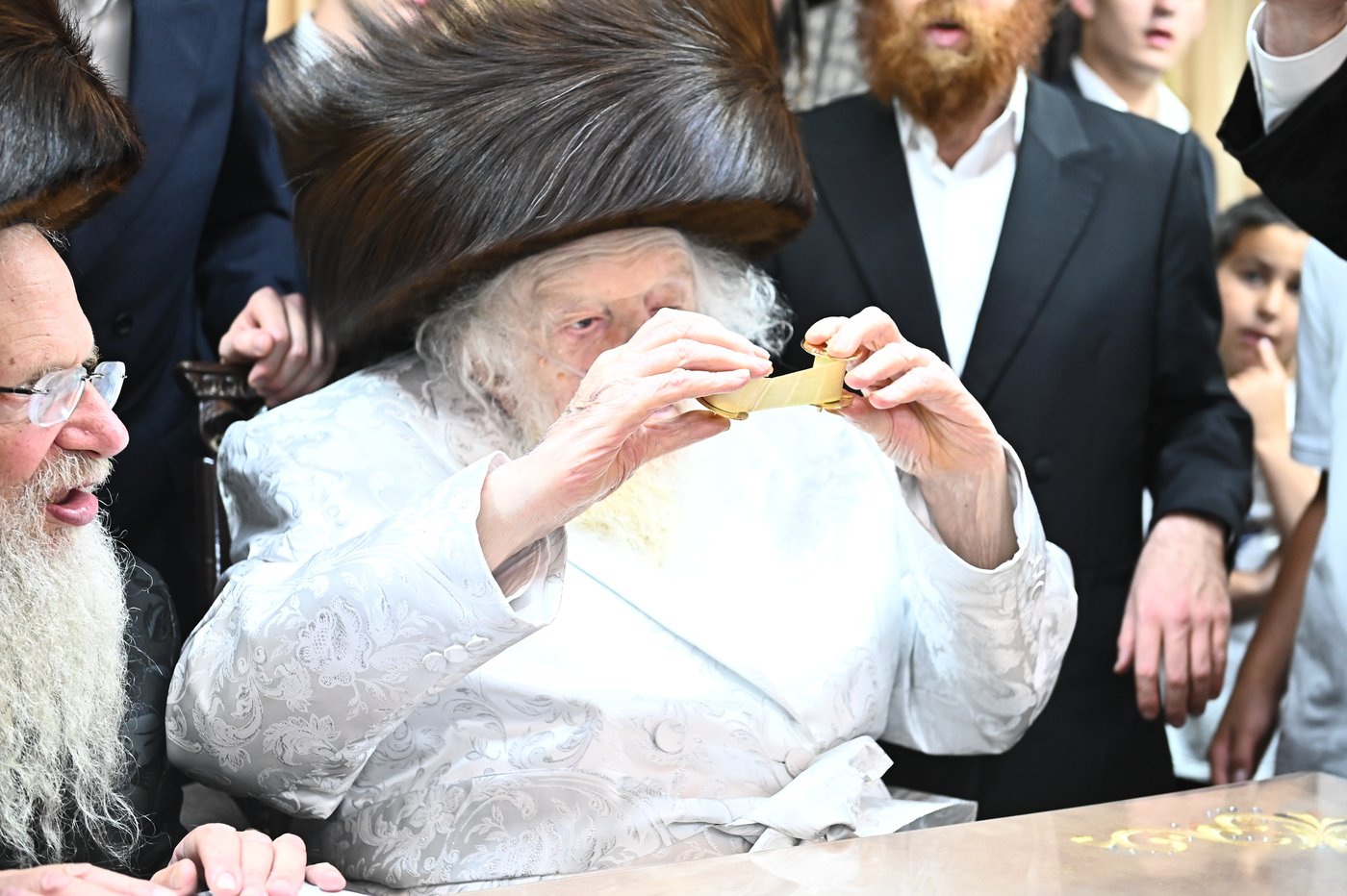 הגאון רבי משה שטרנבוך שליט"א בקבלת ספר התורה הזעיר | צילום: שוקי לרר