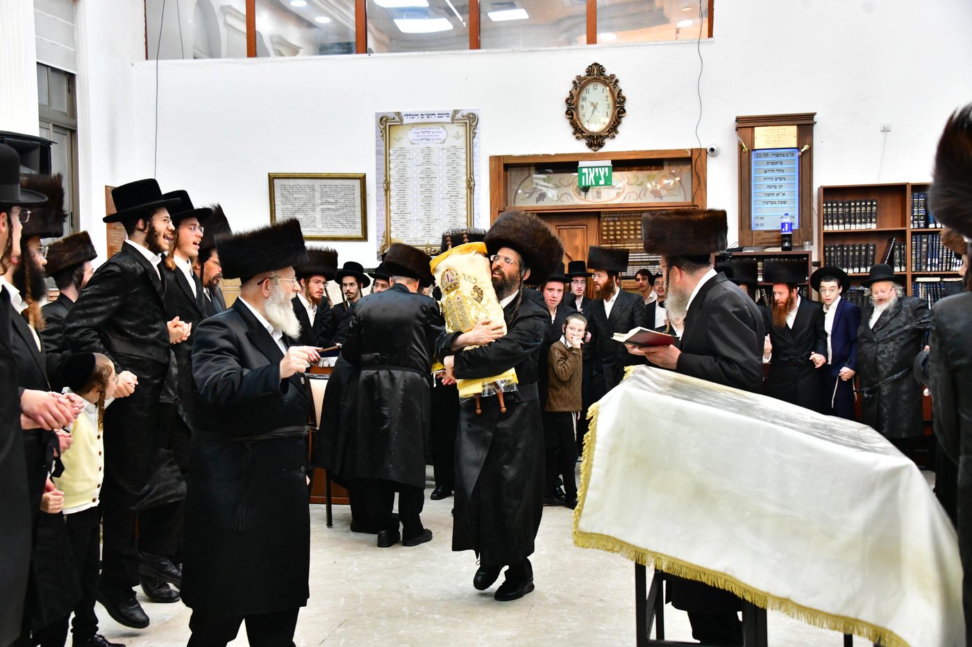 הקפות שניות בחצר זוועהיל | צילום: שוקי לרר