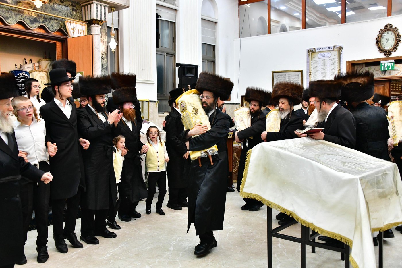 הקפות שניות בחצר זוועהיל | צילום: שוקי לרר
