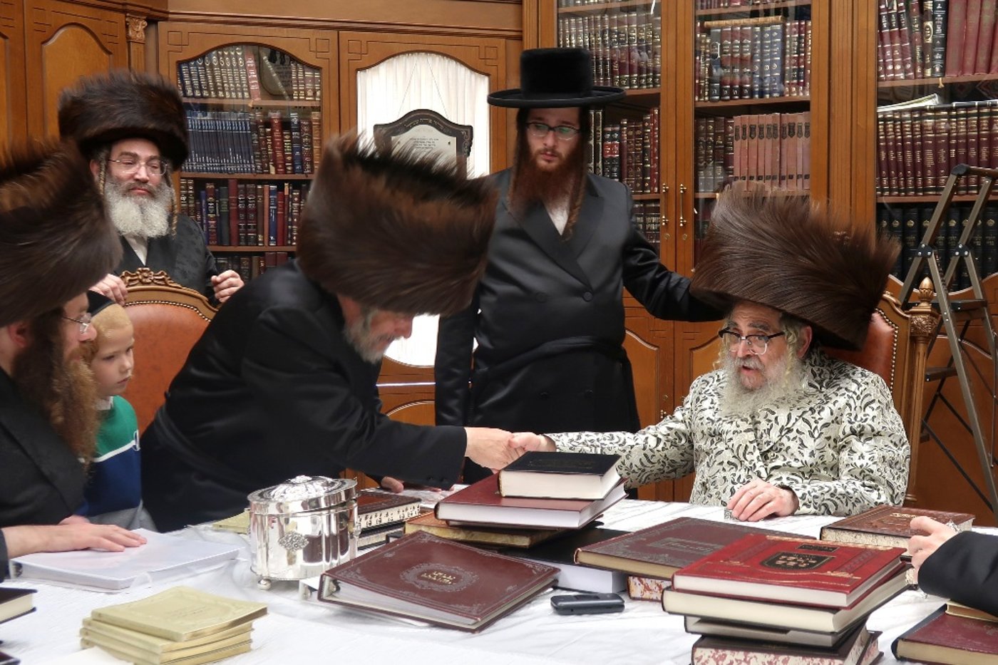 ביקורים בימי המועד בסוכתו של האדמו"ר מסאטמר שליט"א | צילום: בחצרות סאטמאר