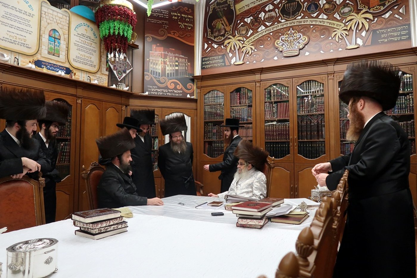 ביקורים בימי המועד בסוכתו של האדמו"ר מסאטמר שליט"א | צילום: בחצרות סאטמאר