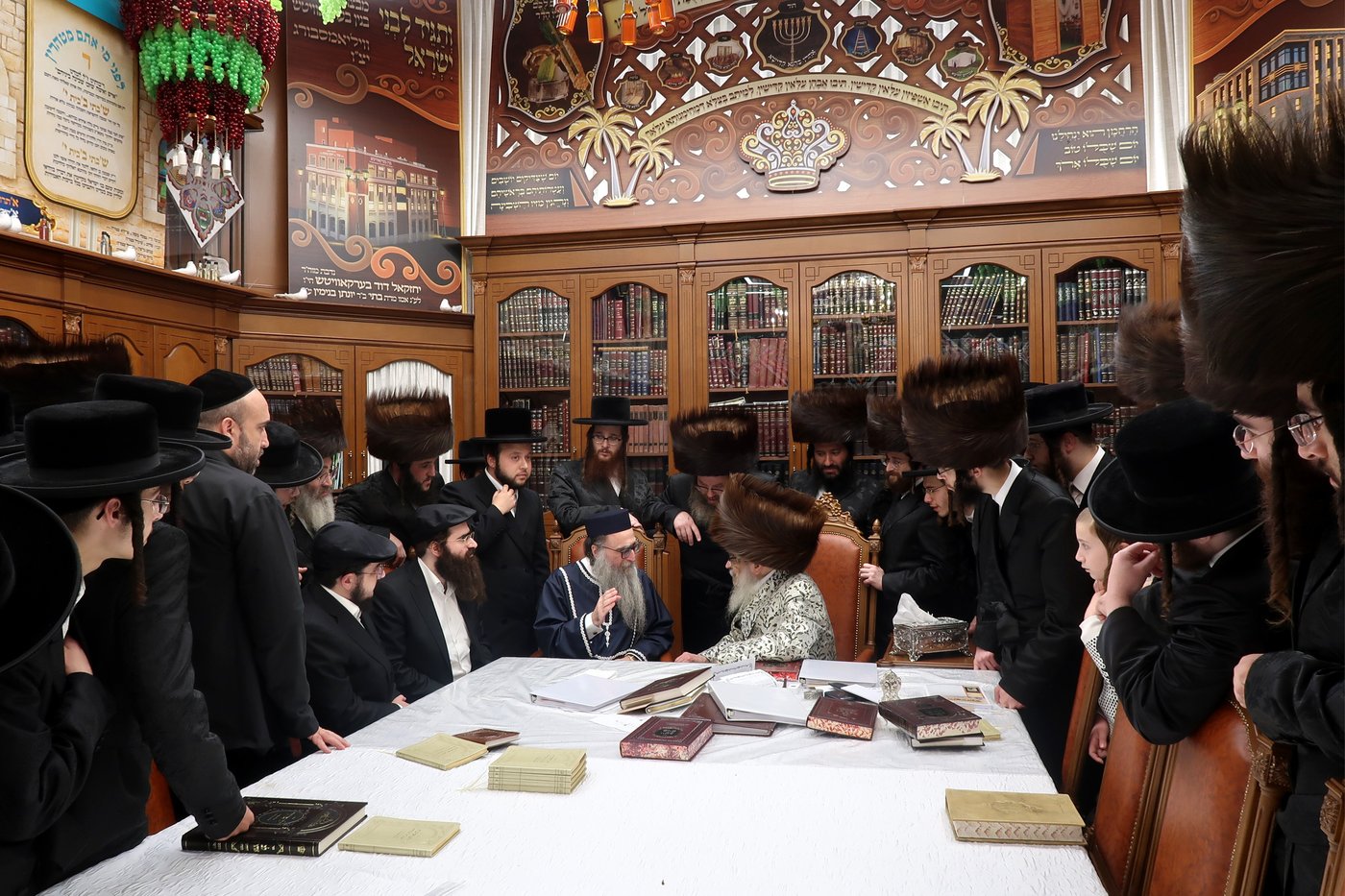 ביקורים בימי המועד בסוכתו של האדמו"ר מסאטמר שליט"א | צילום: בחצרות סאטמאר