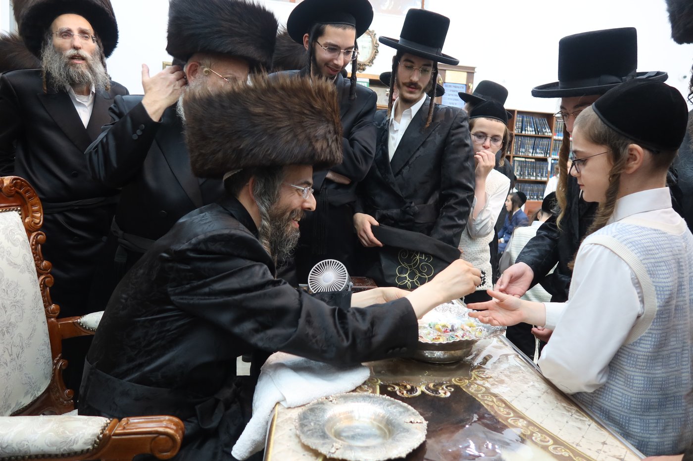 ירח האיתנים בחצר זוועהיל | צילום: שימי פ.
