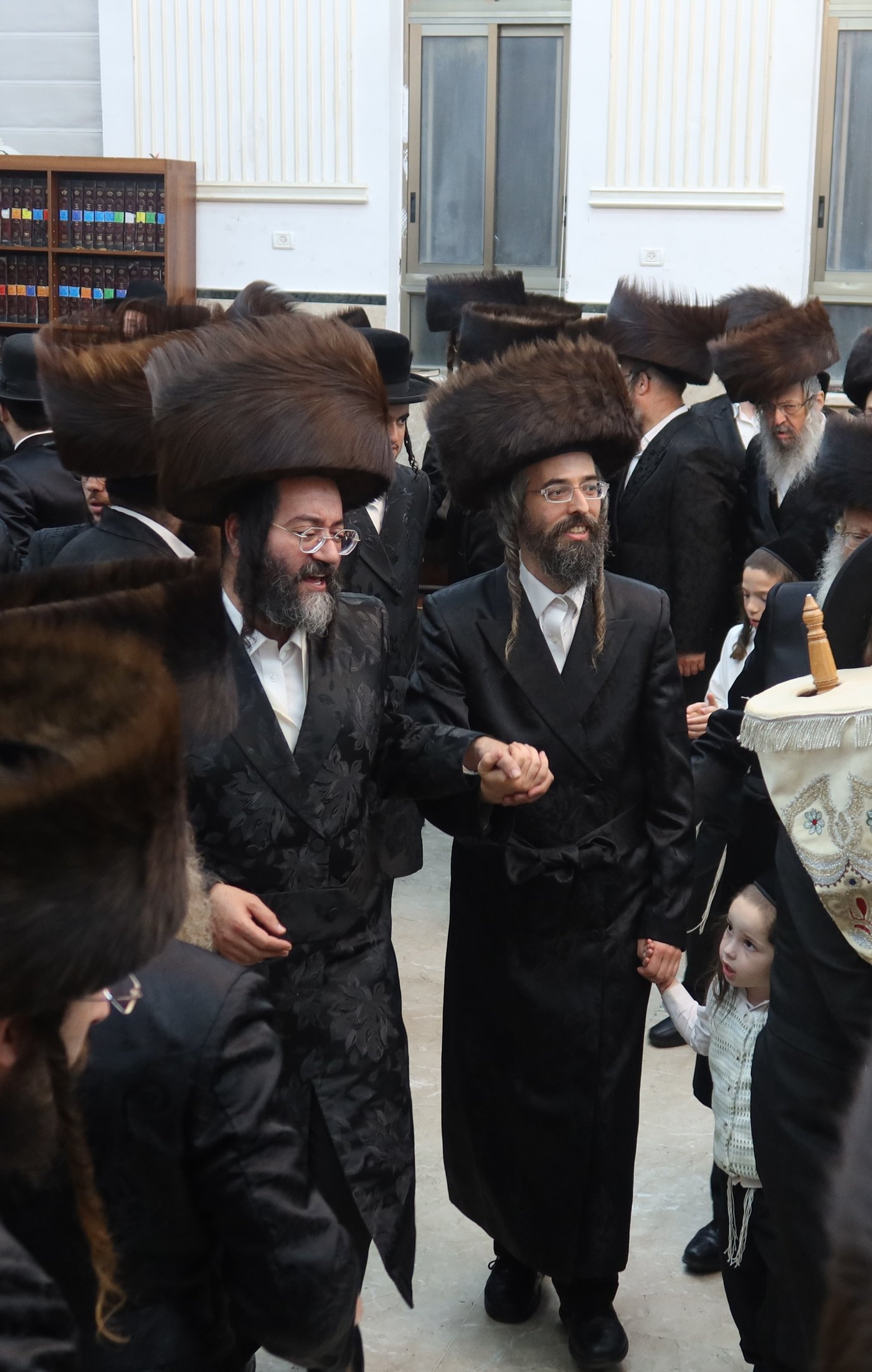 ירח האיתנים בחצר זוועהיל | צילום: שימי פ.