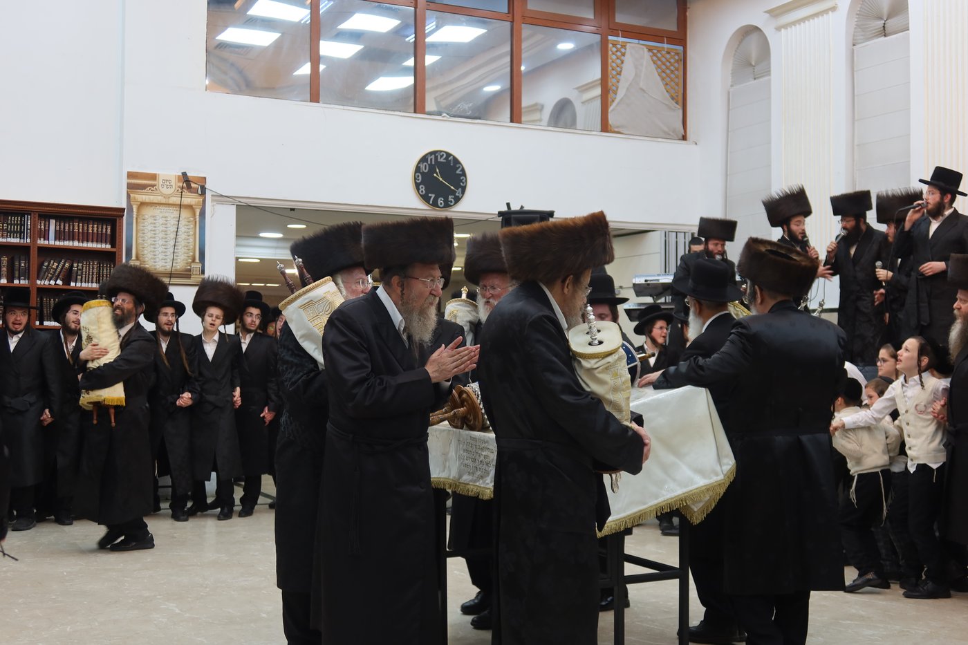 ירח האיתנים בחצר זוועהיל | צילום: שימי פ.