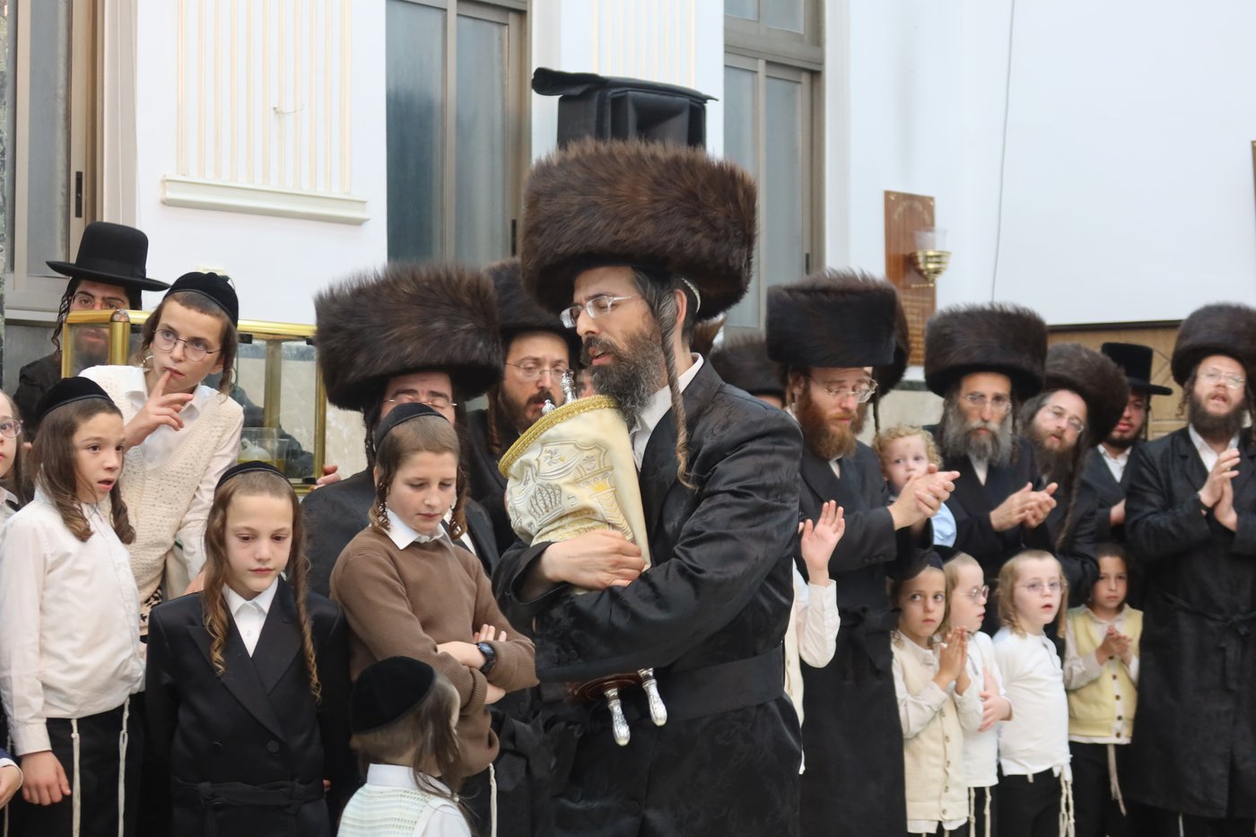 ירח האיתנים בחצר זוועהיל | צילום: שימי פ.