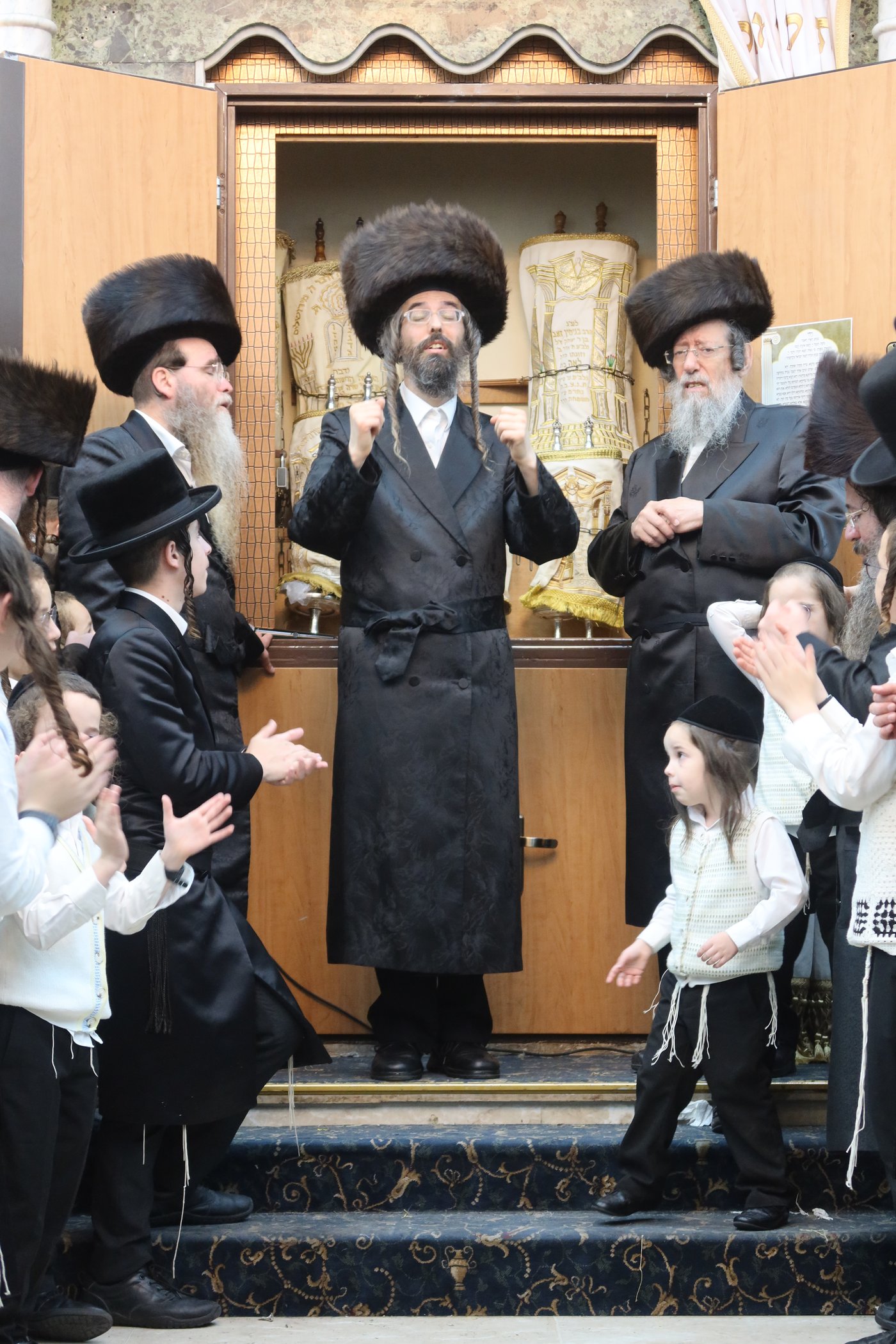 ירח האיתנים בחצר זוועהיל | צילום: שימי פ.