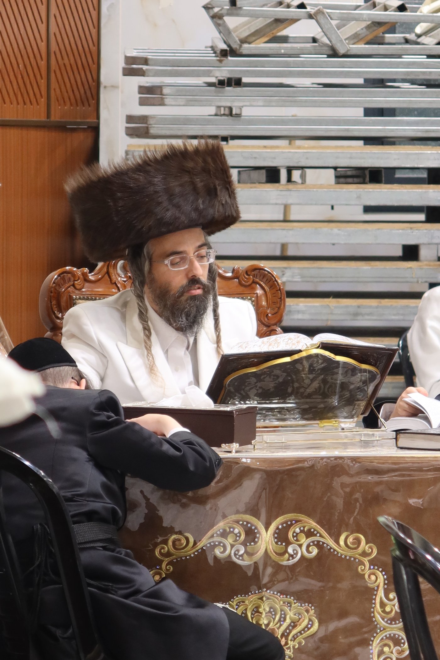 ירח האיתנים בחצר זוועהיל | צילום: שימי פ.