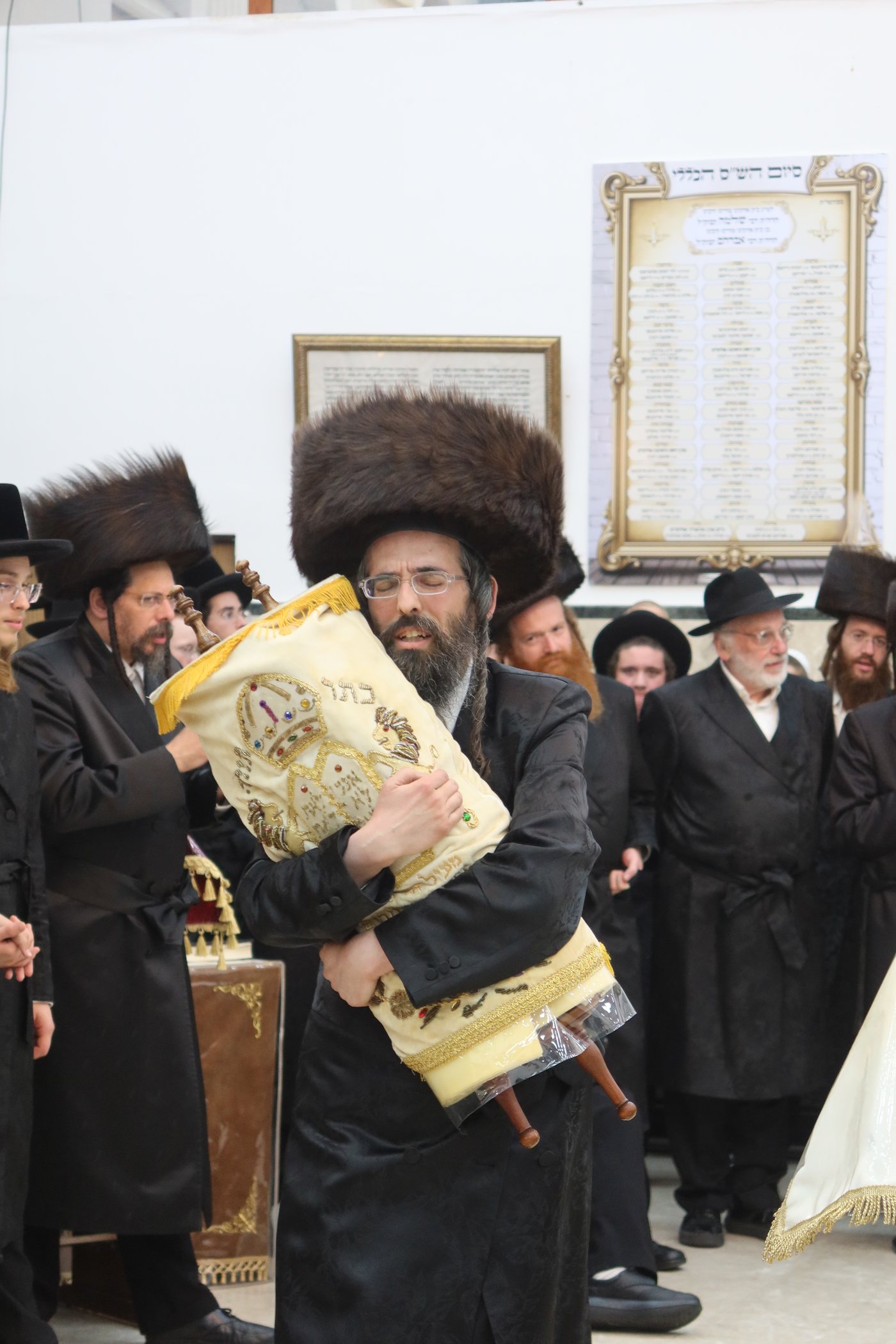 ירח האיתנים בחצר זוועהיל | צילום: שימי פ.