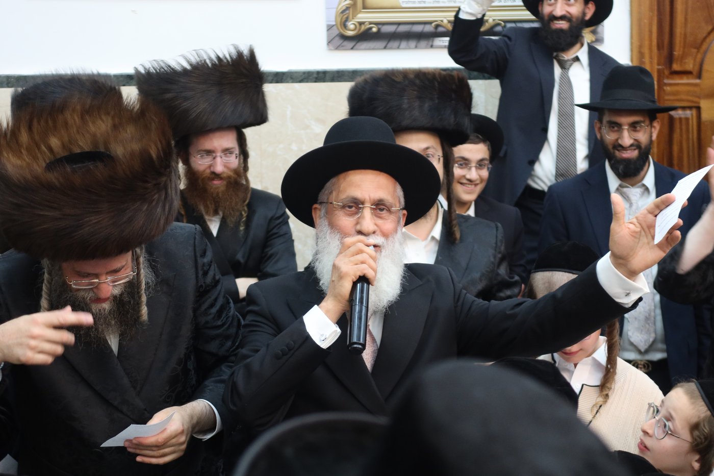 ירח האיתנים בחצר זוועהיל | צילום: שימי פ.
