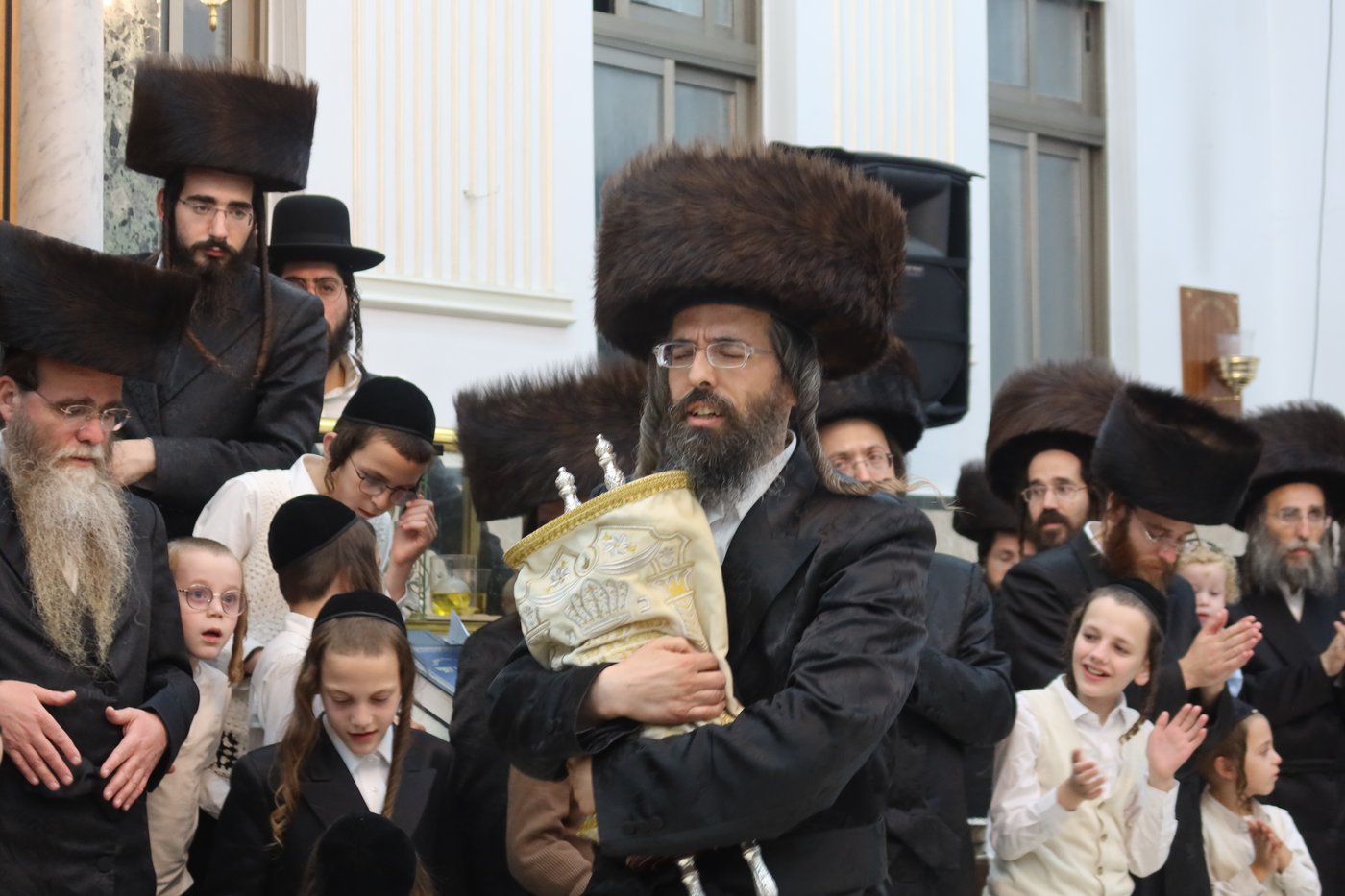 ירח האיתנים בחצר זוועהיל | צילום: שימי פ.