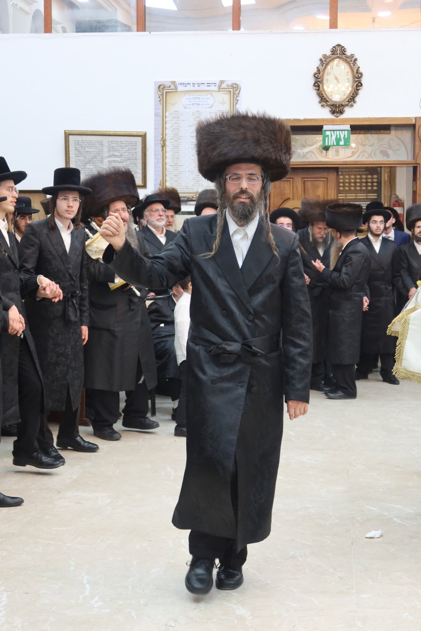 ירח האיתנים בחצר זוועהיל | צילום: שימי פ.