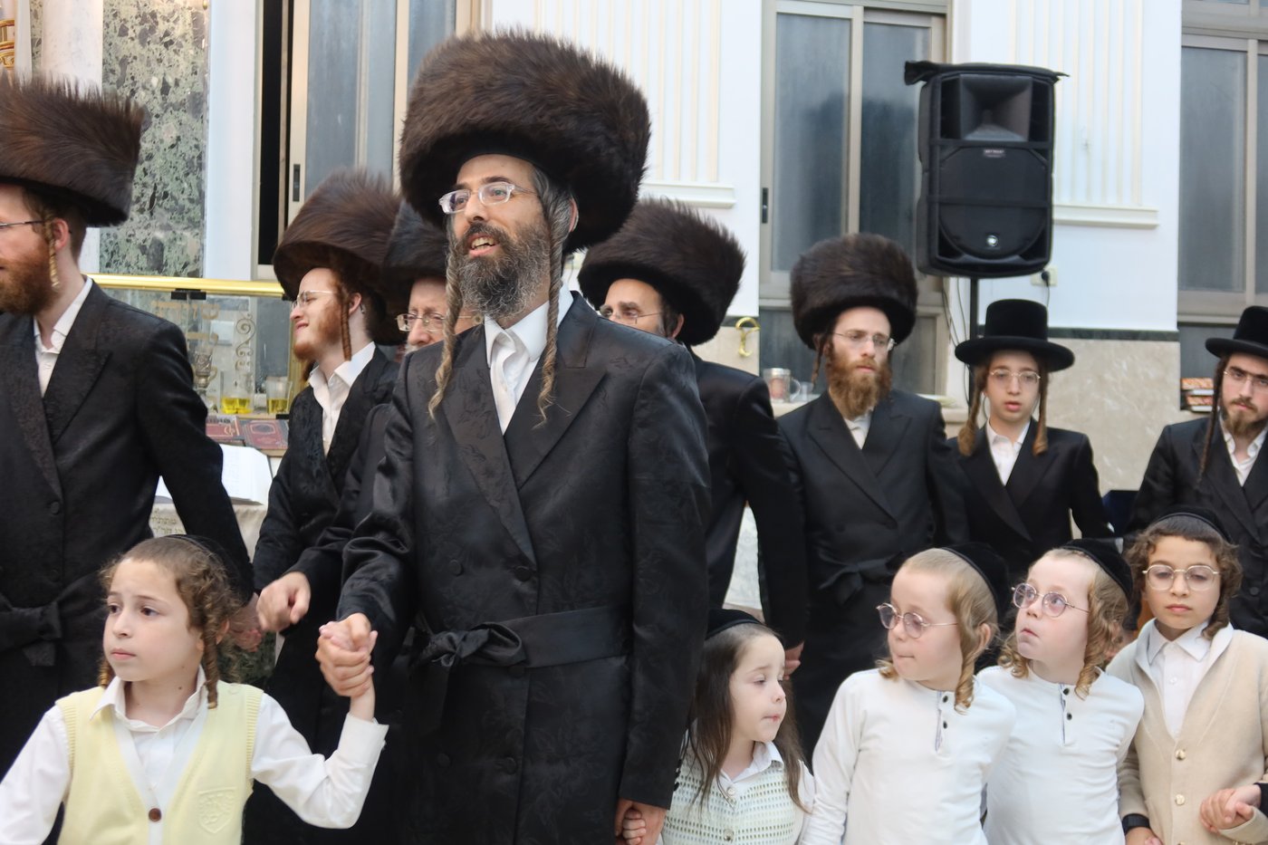 ירח האיתנים בחצר זוועהיל | צילום: שימי פ.