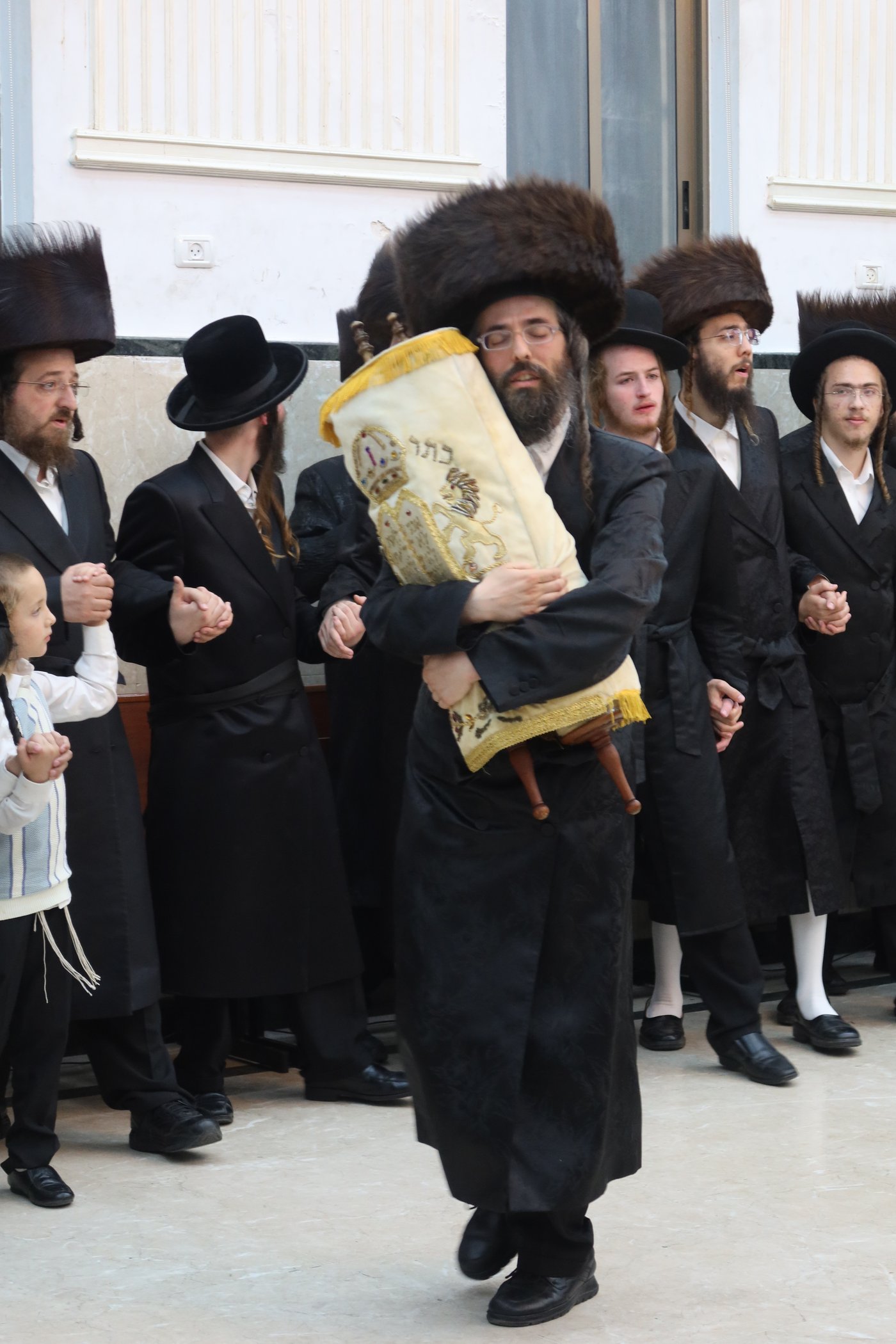 ירח האיתנים בחצר זוועהיל | צילום: שימי פ.