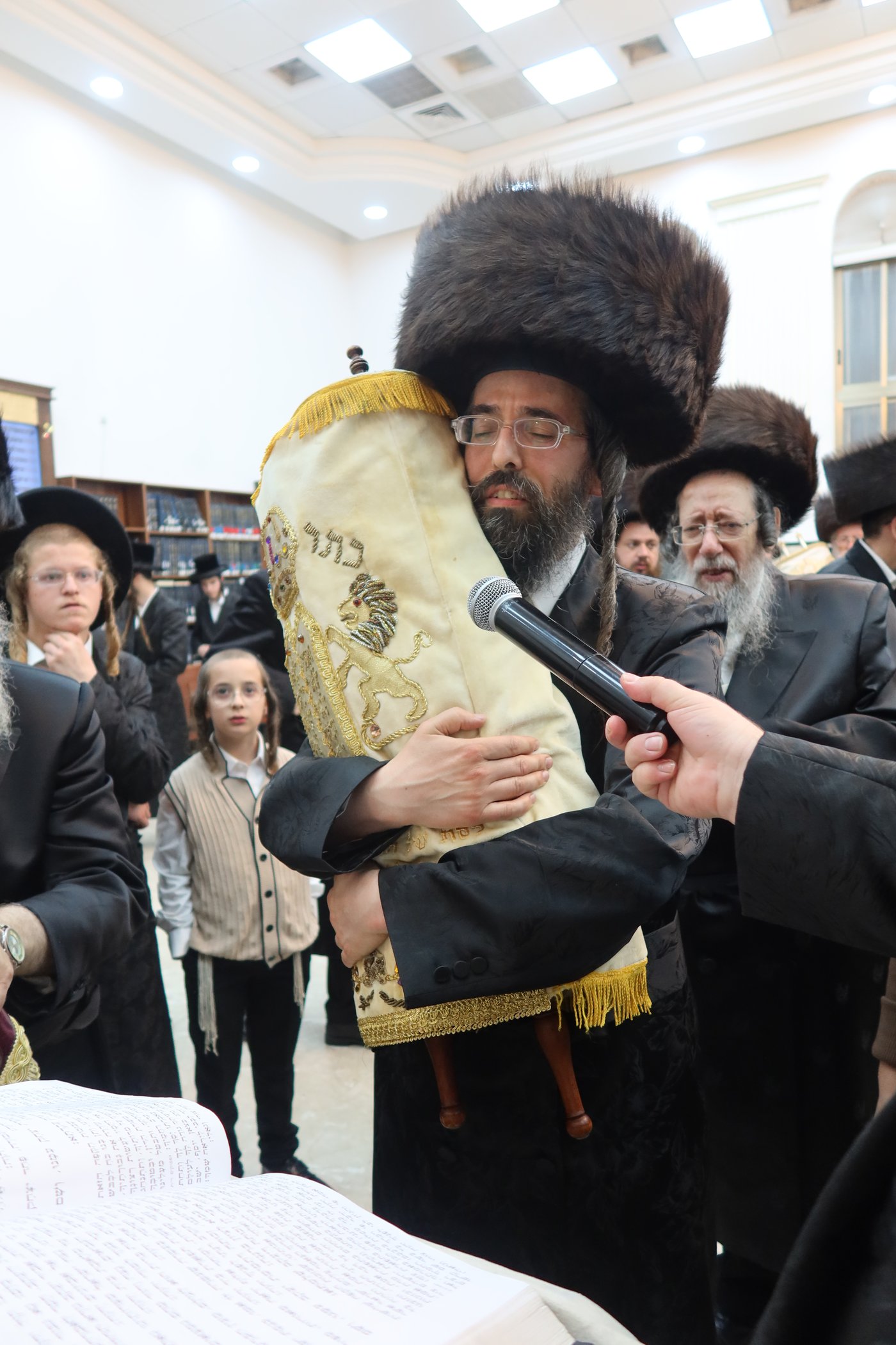 ירח האיתנים בחצר זוועהיל | צילום: שימי פ.
