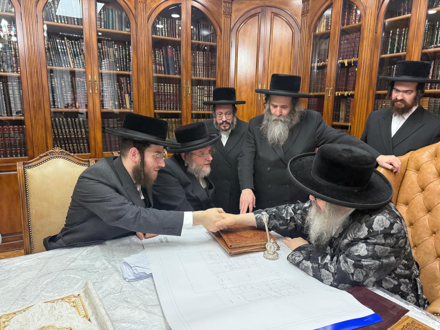 האדמו"ר מסאטמר בביקור בסוכת הנגיד ר' יצחק זאב רבינוביץ