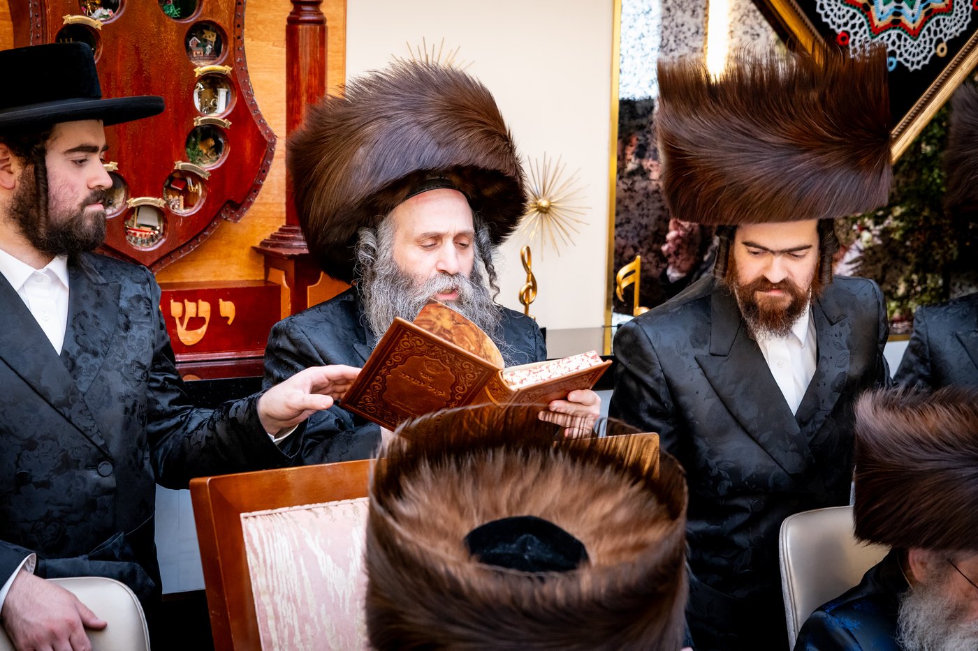 האדמו"ר מסאטמר בביקור בסוכת הנגיד ר' יצחק זאב רבינוביץ