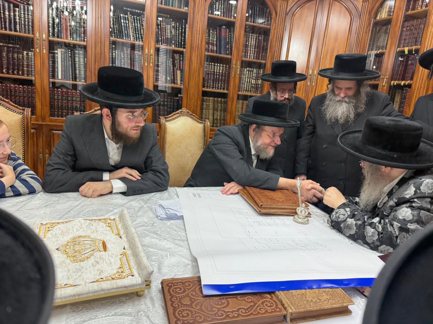 האדמו"ר מסאטמר בביקור בסוכת הנגיד ר' יצחק זאב רבינוביץ