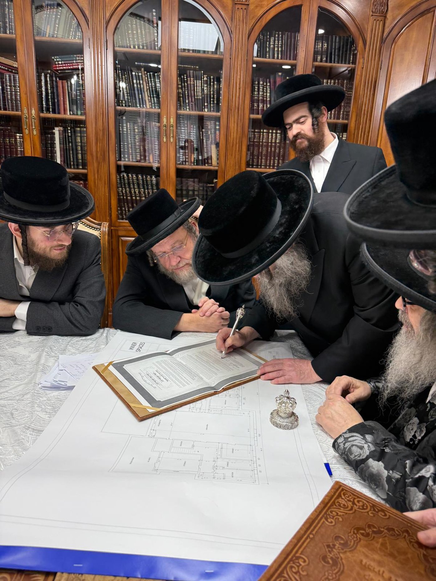 האדמו"ר מסאטמר בביקור בסוכת הנגיד ר' יצחק זאב רבינוביץ
