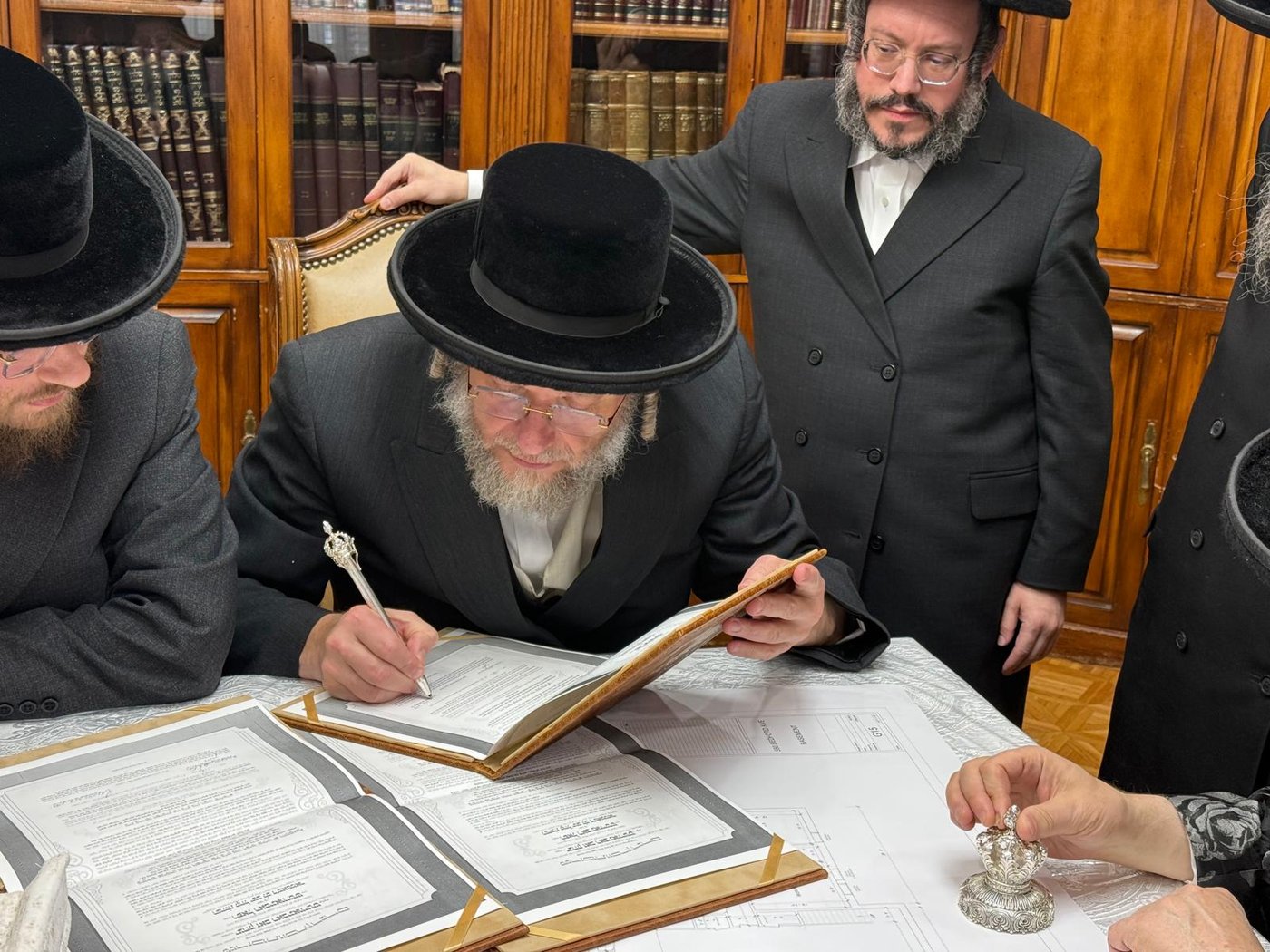 האדמו"ר מסאטמר בביקור בסוכת הנגיד ר' יצחק זאב רבינוביץ
