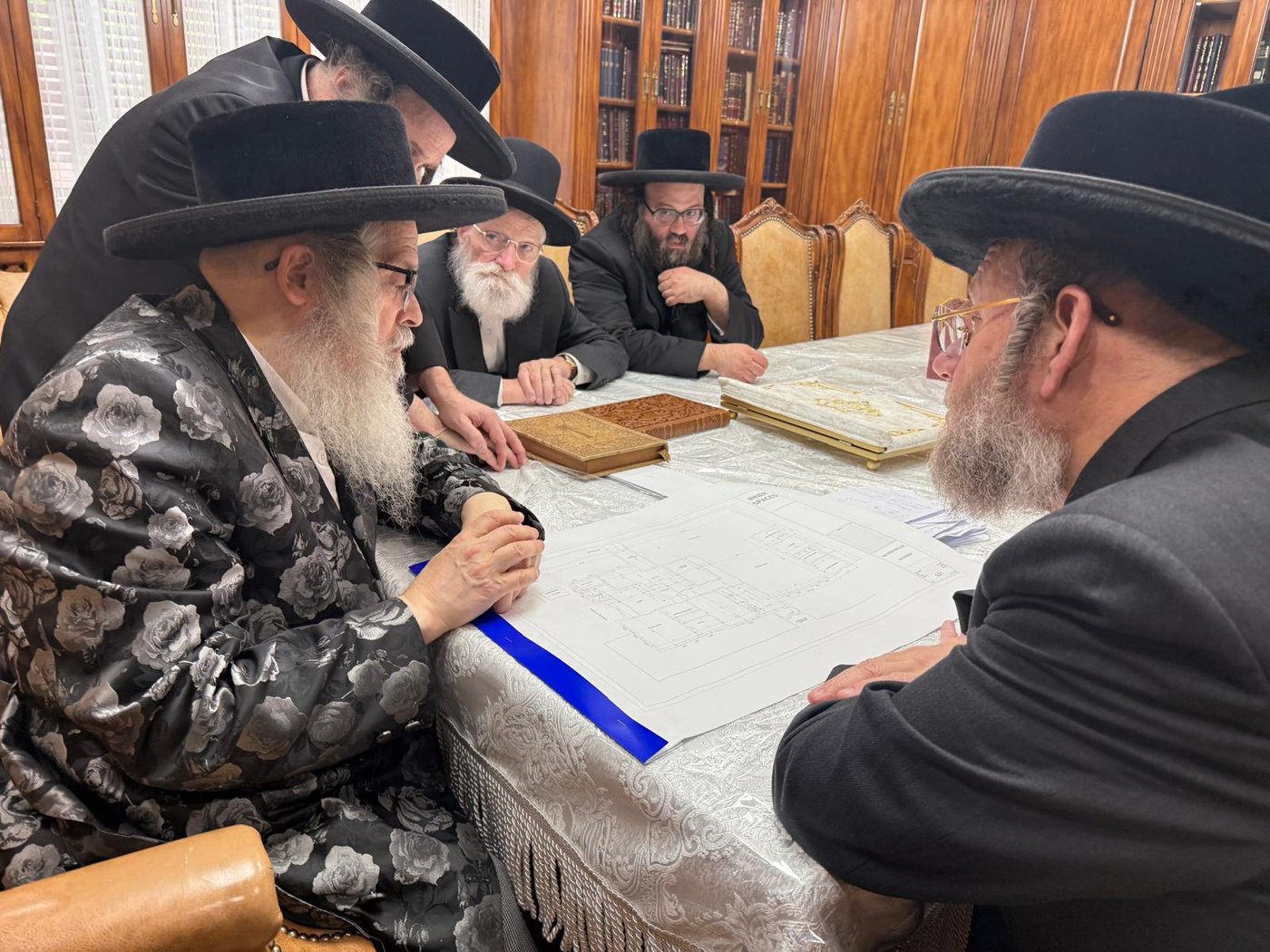 האדמו"ר מסאטמר בביקור בסוכת הנגיד ר' יצחק זאב רבינוביץ