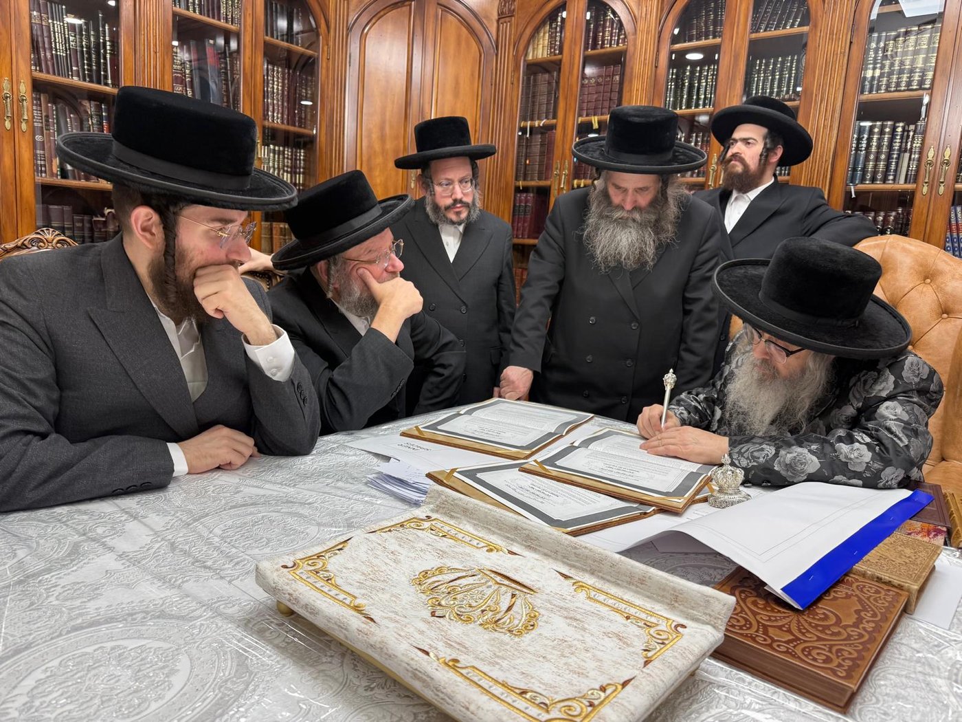 האדמו"ר מסאטמר בביקור בסוכת הנגיד ר' יצחק זאב רבינוביץ