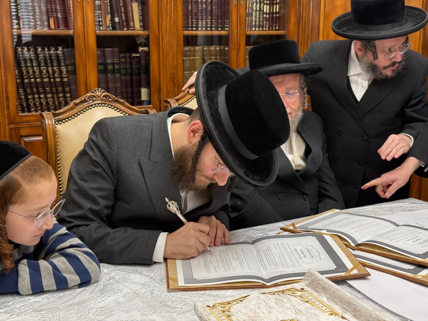 האדמו"ר מסאטמר בביקור בסוכת הנגיד ר' יצחק זאב רבינוביץ