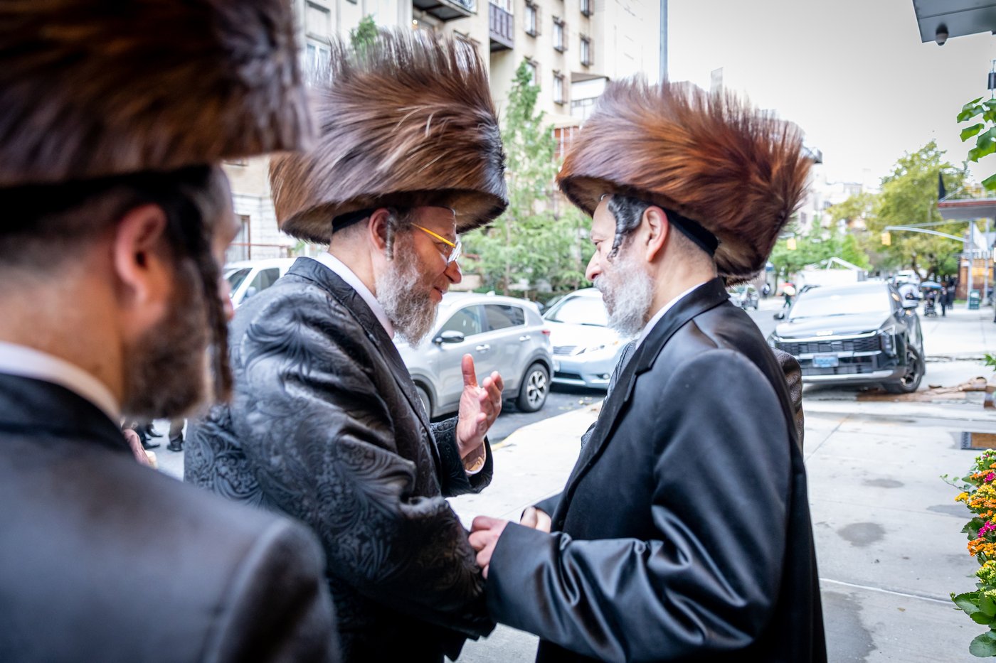 האדמו"ר מסאטמר בביקור בסוכת הנגיד ר' יצחק זאב רבינוביץ