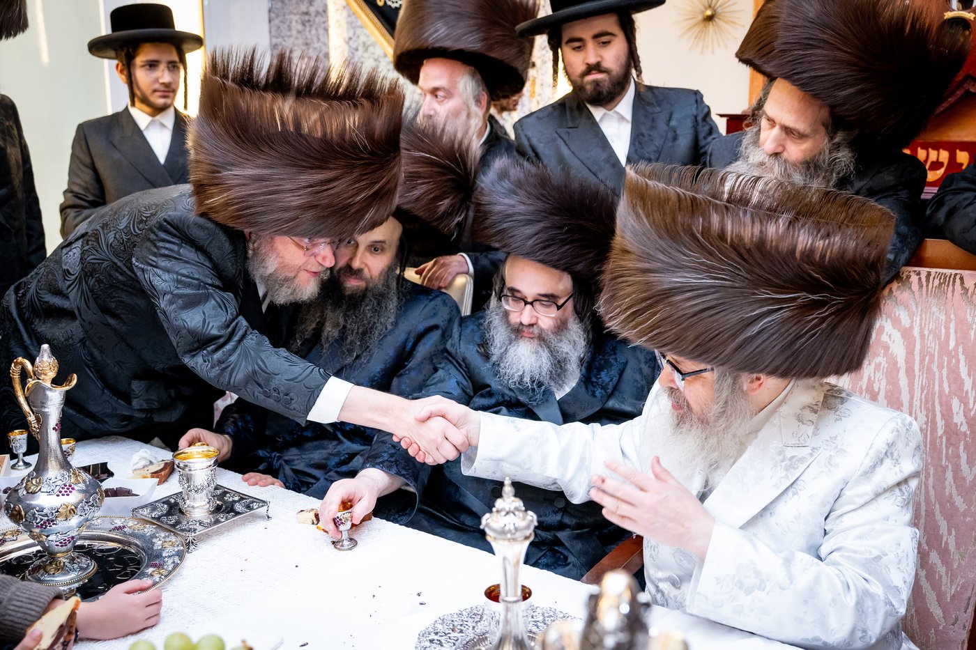 האדמו"ר מסאטמר בביקור בסוכת הנגיד ר' יצחק זאב רבינוביץ