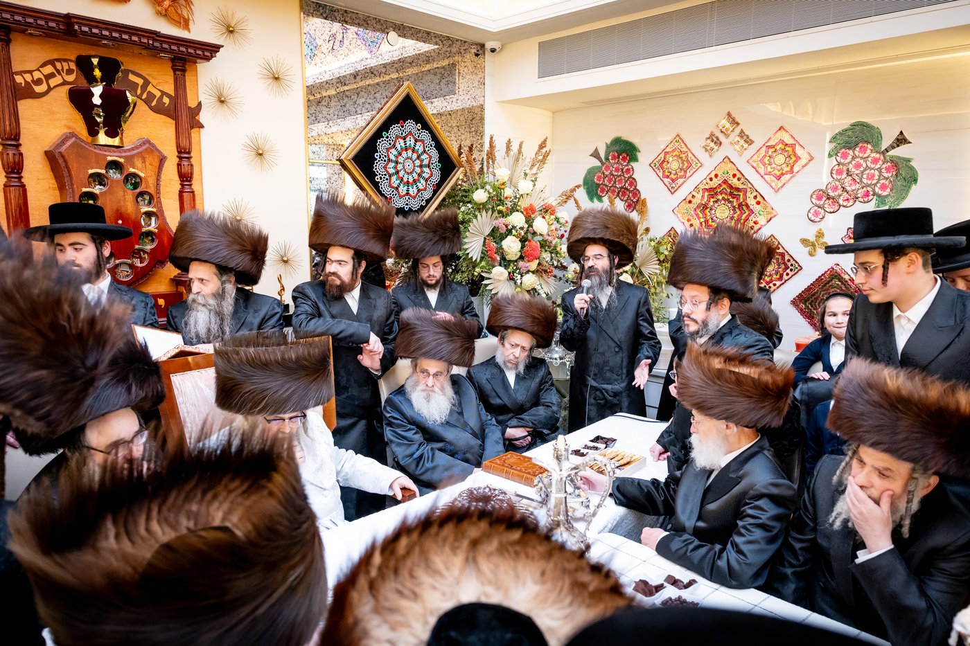 האדמו"ר מסאטמר בביקור בסוכת הנגיד ר' יצחק זאב רבינוביץ