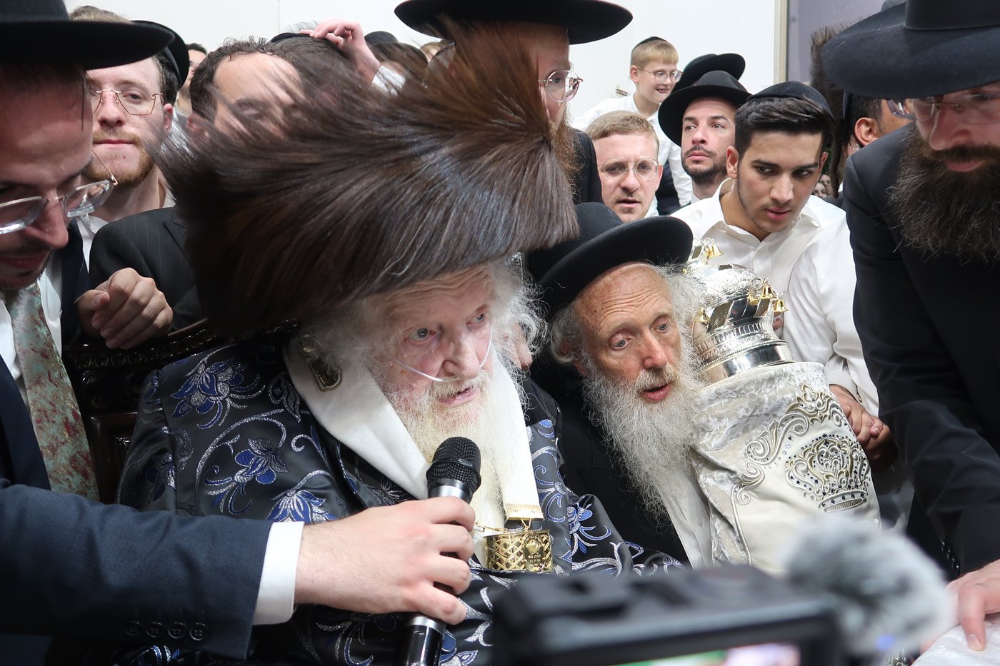 הגאון רבי משה שטרנבוך שליט"א בהקפות שניות | צילום: באדיבות המצלם
