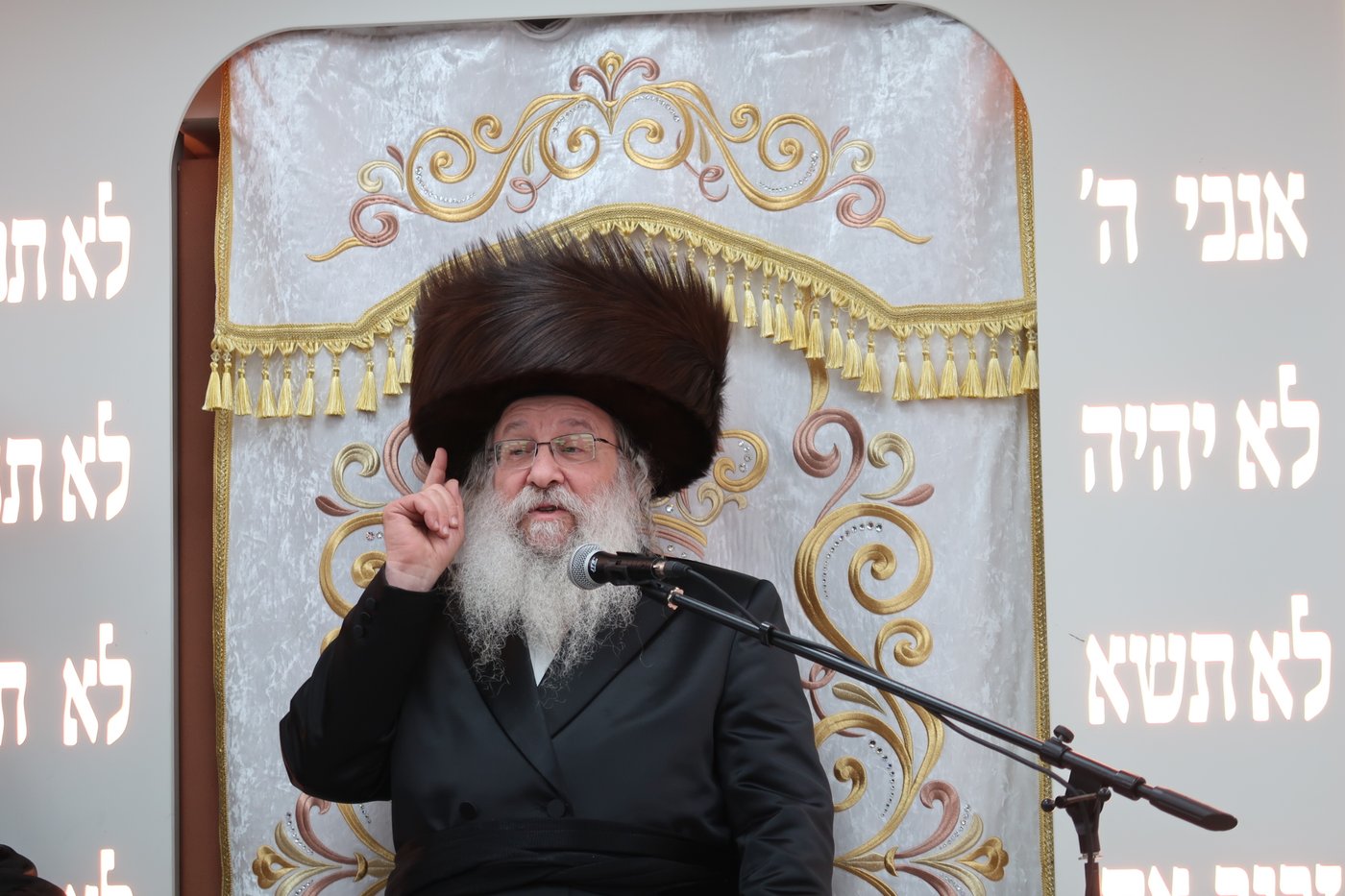 ירח האיתנים בחצר הקודש נדבורנה | צילום: שוקי לרר, אברומי בערגער, מ.ש.