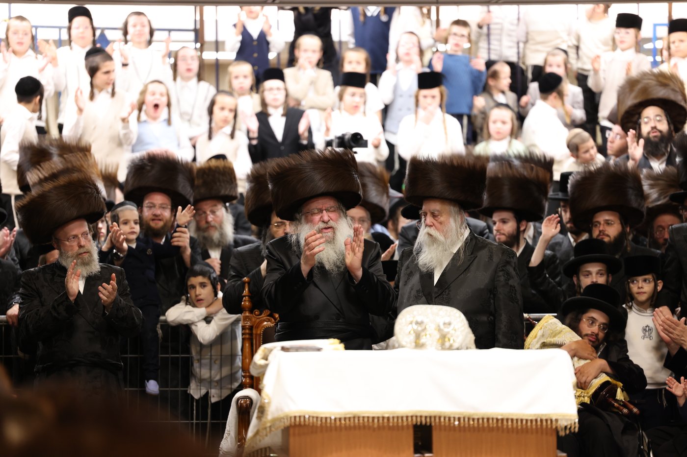 ירח האיתנים בחצר הקודש נדבורנה | צילום: שוקי לרר, אברומי בערגער, מ.ש.