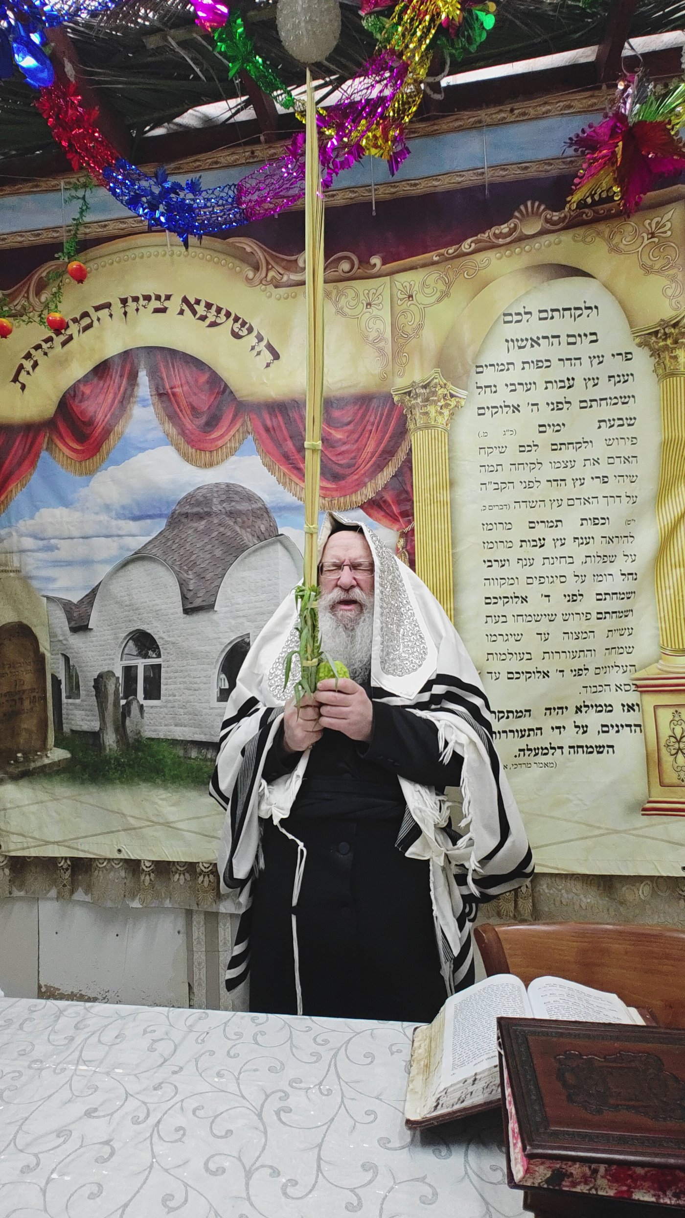 ירח האיתנים בחצר הקודש נדבורנה | צילום: שוקי לרר, אברומי בערגער, מ.ש.