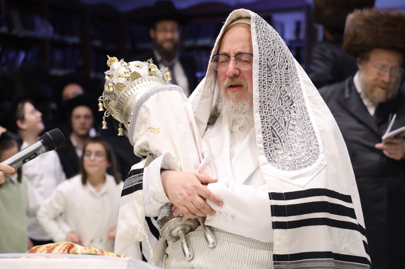 הקפות שניות בחצר הקודש ביאלה בני ברק | צילום: דוד ארזני