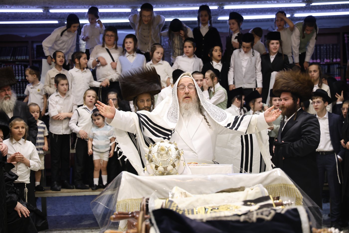 הקפות שניות בחצר הקודש ביאלה בני ברק | צילום: דוד ארזני