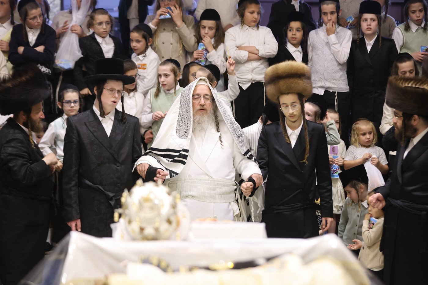 הקפות שניות בחצר הקודש ביאלה בני ברק | צילום: דוד ארזני