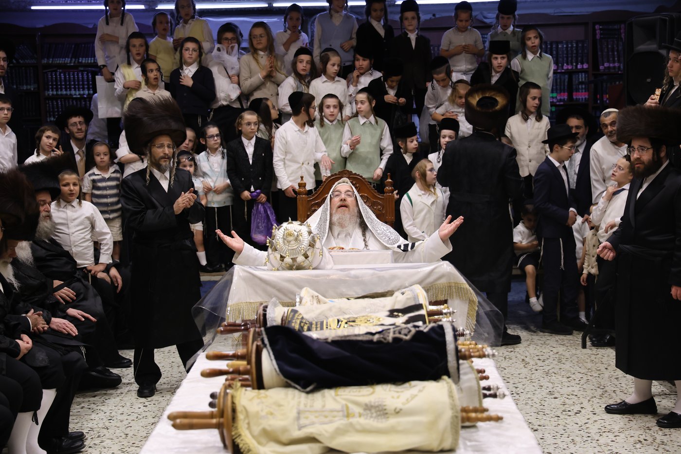 הקפות שניות בחצר הקודש ביאלה בני ברק | צילום: דוד ארזני