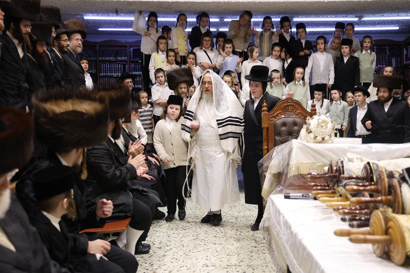 הקפות שניות בחצר הקודש ביאלה בני ברק | צילום: דוד ארזני