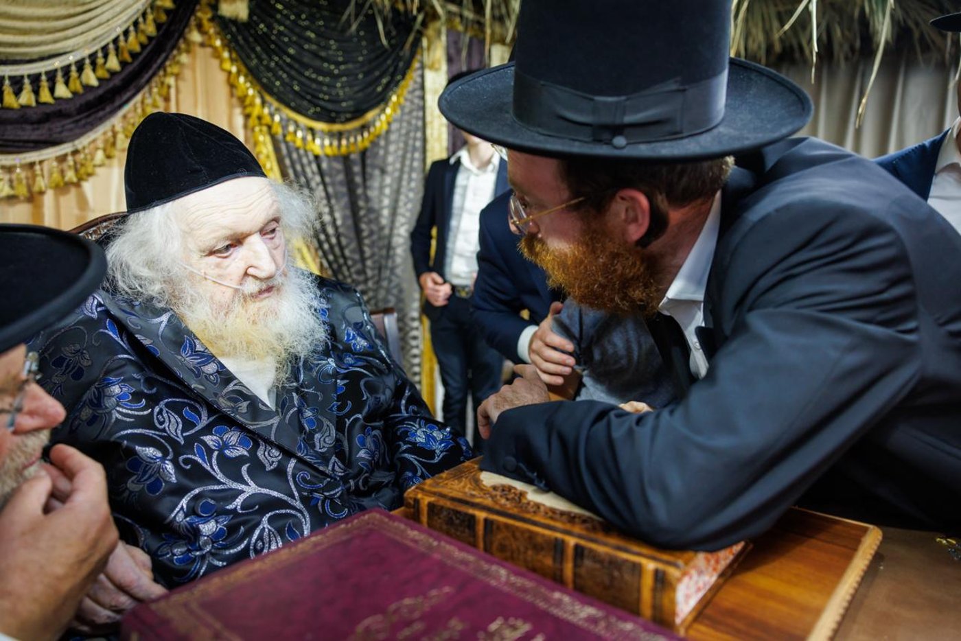 הגאון רבי משה שטרנבוך שליט"א בקבלת קהל בסוכתו | צילום: דניאל נפוסי