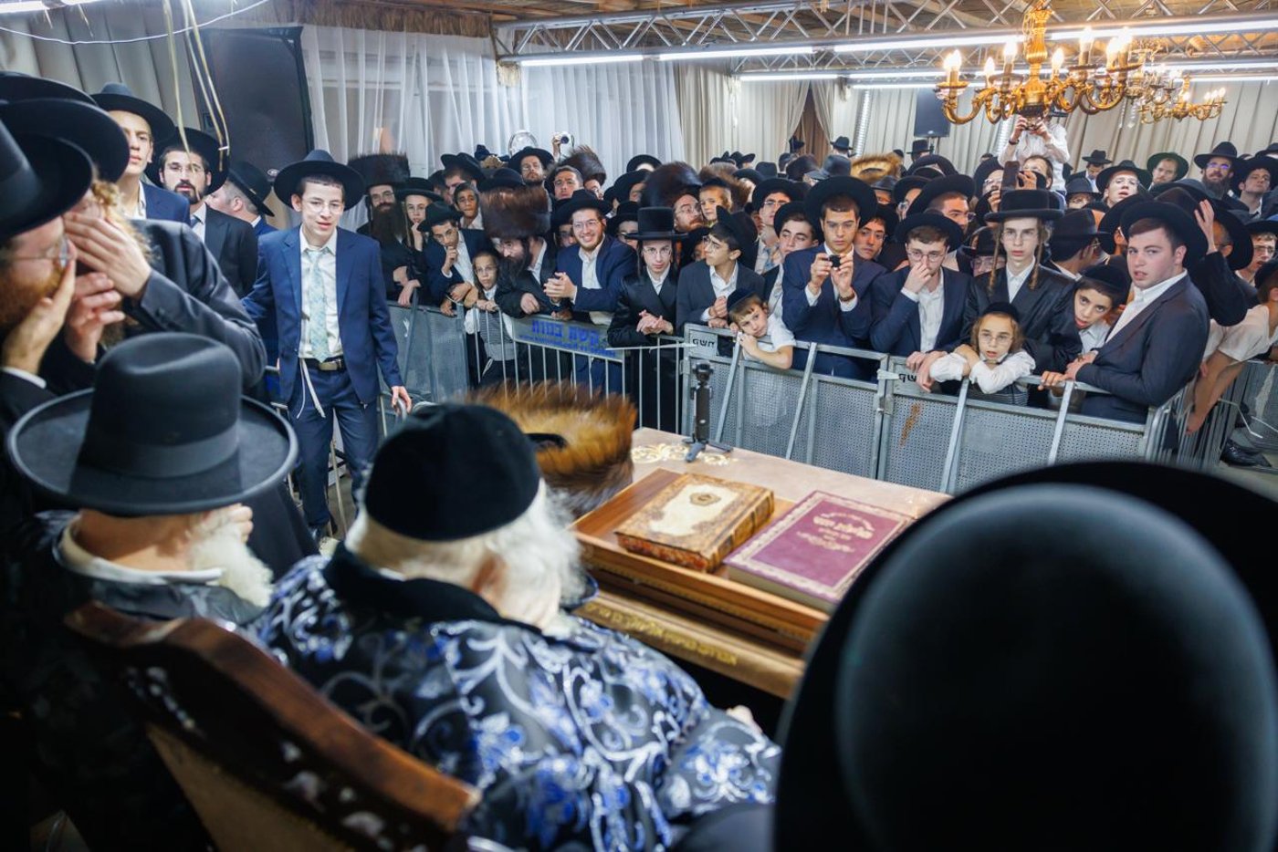 הגאון רבי משה שטרנבוך שליט"א בקבלת קהל בסוכתו | צילום: דניאל נפוסי