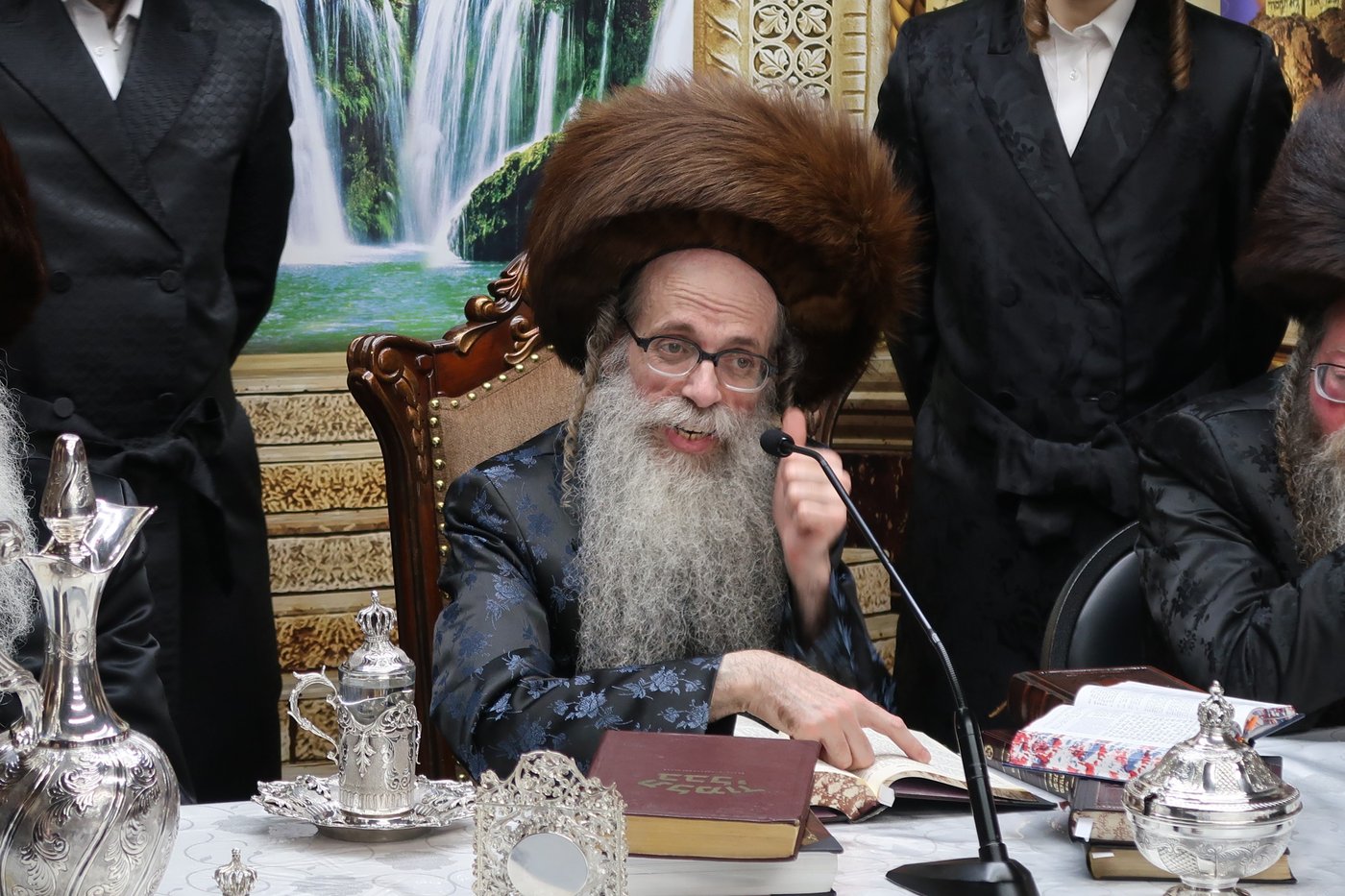 ימי החג בחצר הקודש צאנז זוועהיל