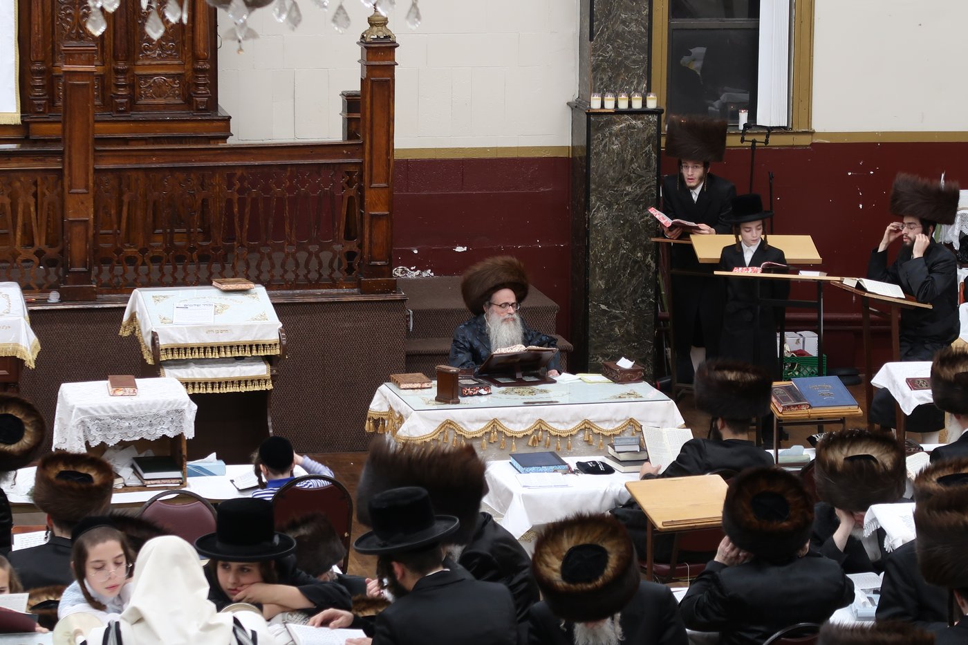 ימי החג בחצר הקודש צאנז זוועהיל