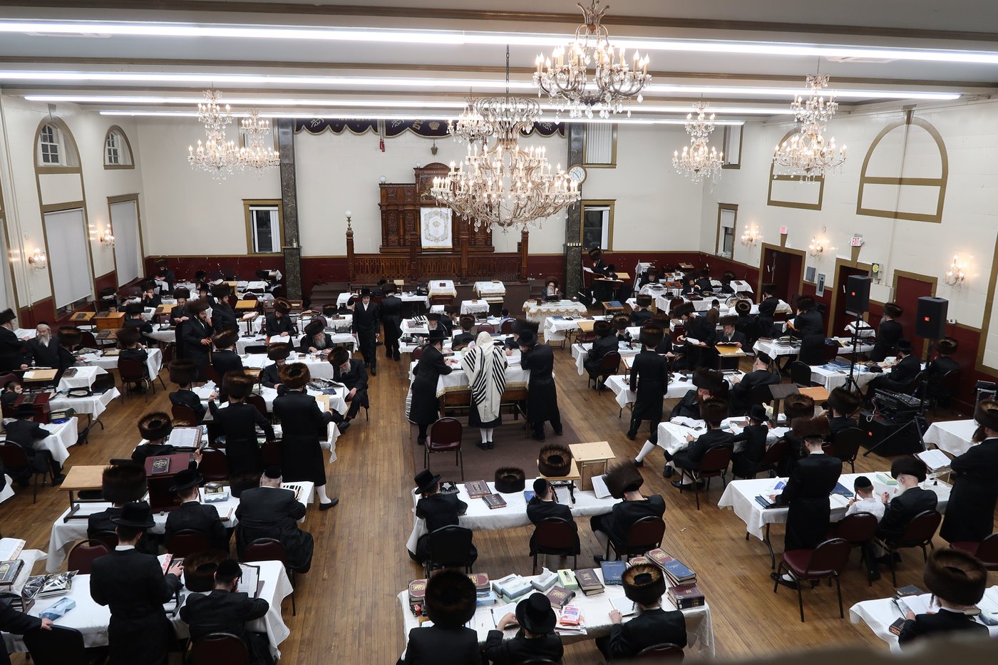 ימי החג בחצר הקודש צאנז זוועהיל
