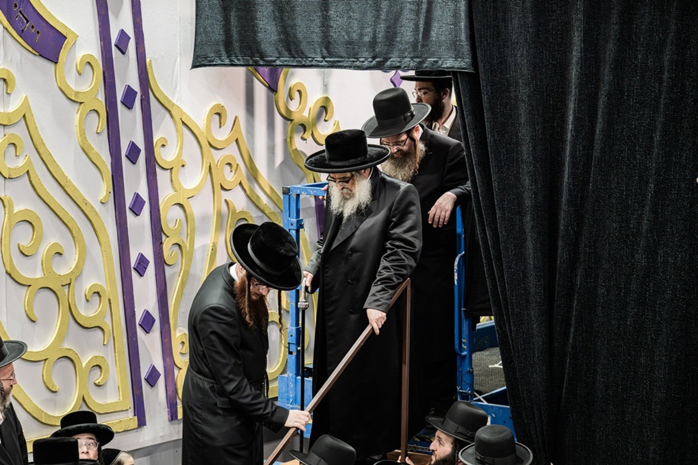 האדמו"ר מסאטמר שליט"א מסכך את סוכתו | צילום: בחצרות סאטמאר