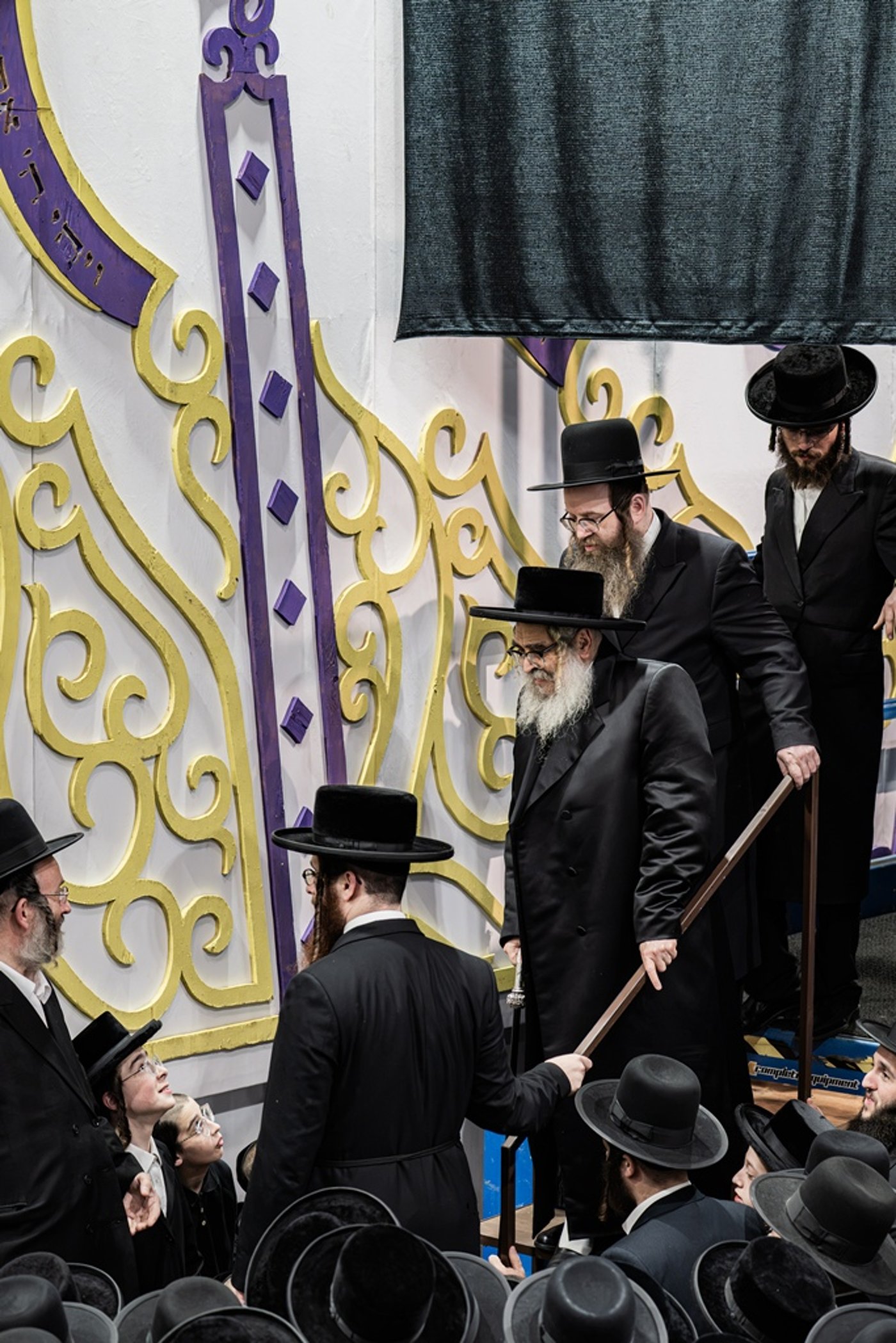 האדמו"ר מסאטמר שליט"א מסכך את סוכתו | צילום: בחצרות סאטמאר