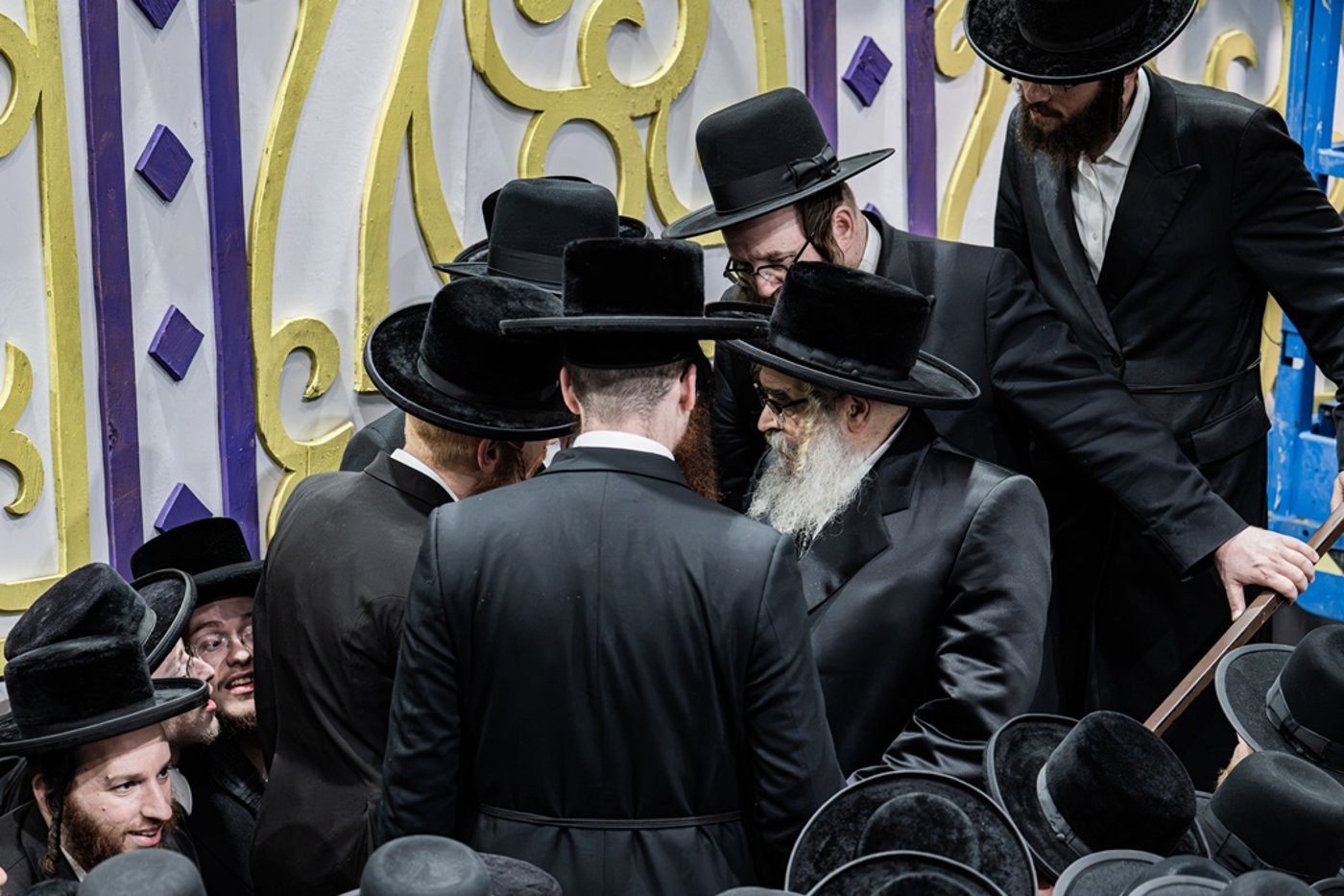 האדמו"ר מסאטמר שליט"א מסכך את סוכתו | צילום: בחצרות סאטמאר