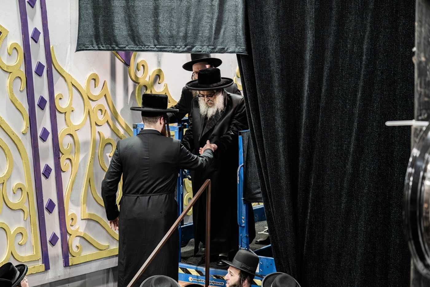 האדמו"ר מסאטמר שליט"א מסכך את סוכתו | צילום: בחצרות סאטמאר